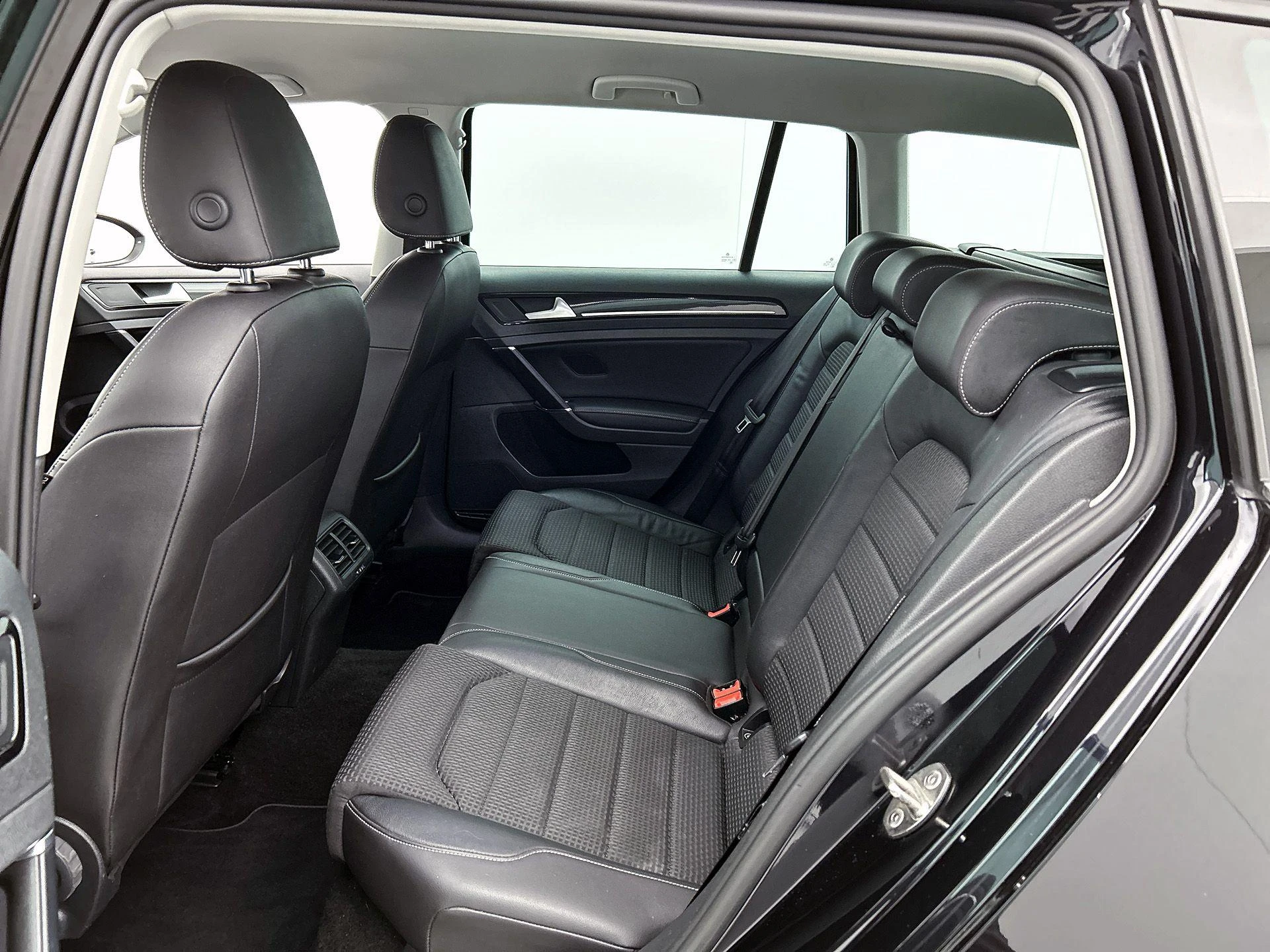 Volkswagen-Golf-image-27