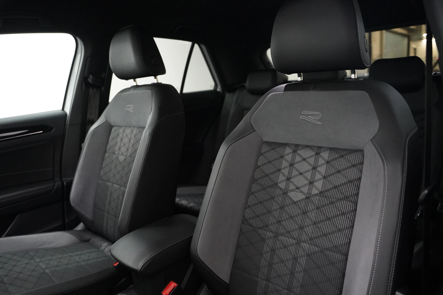 Volkswagen-T-Roc-image-29