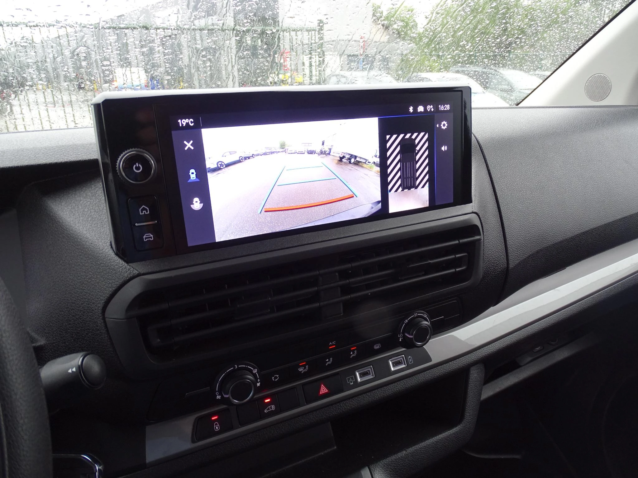 Opel-Vivaro-image-16