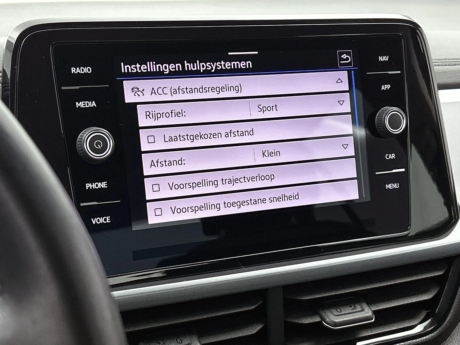 Volkswagen-T-Roc-image-10
