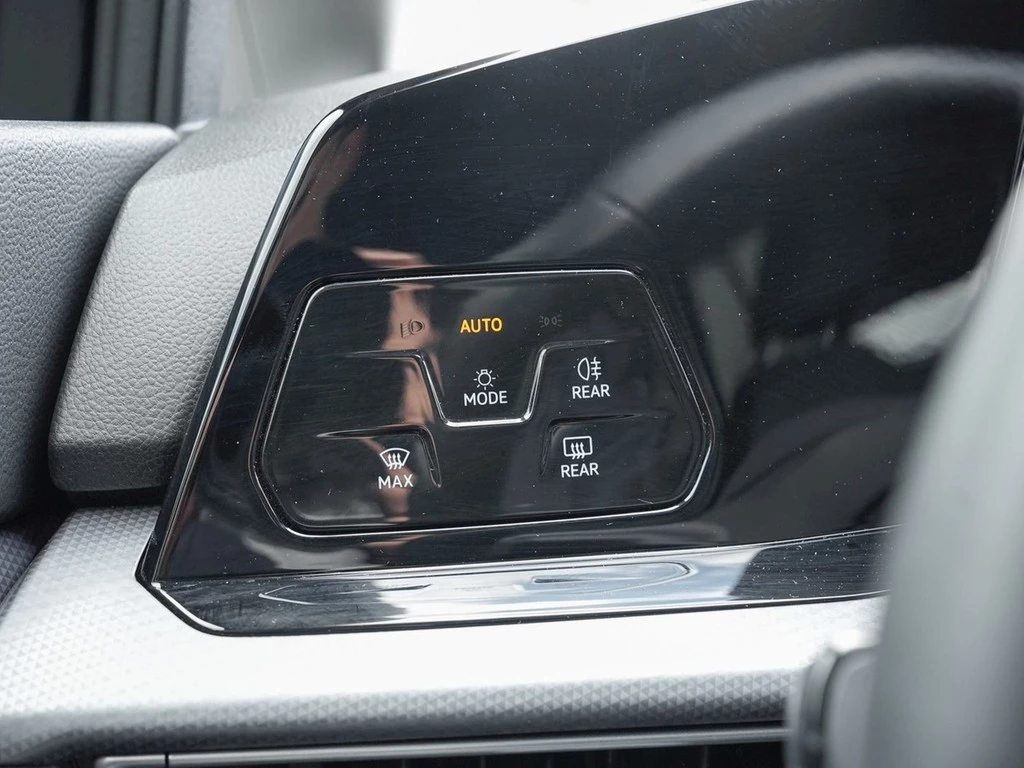 Volkswagen Golf VIII 1.5 eTSI DSG Active Navi/RFK/LED