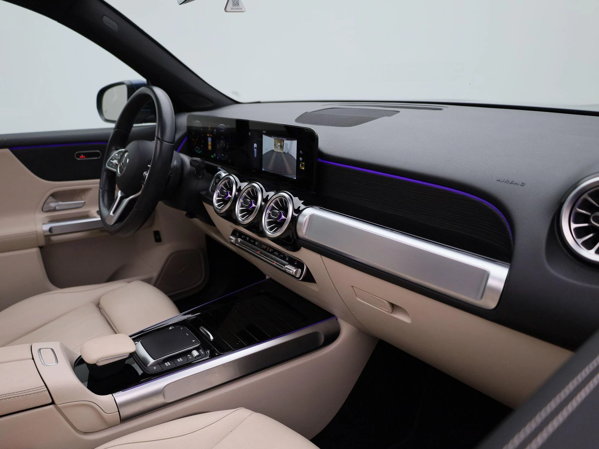 Mercedes-Benz-EQB-image-48