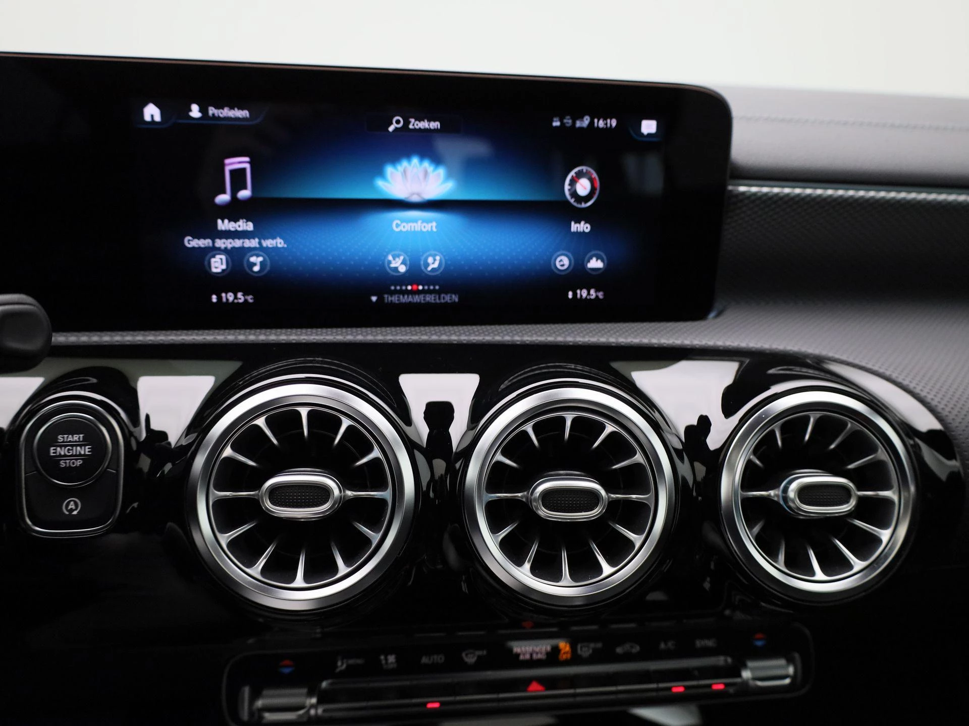 Mercedes-Benz-CLA-image-17