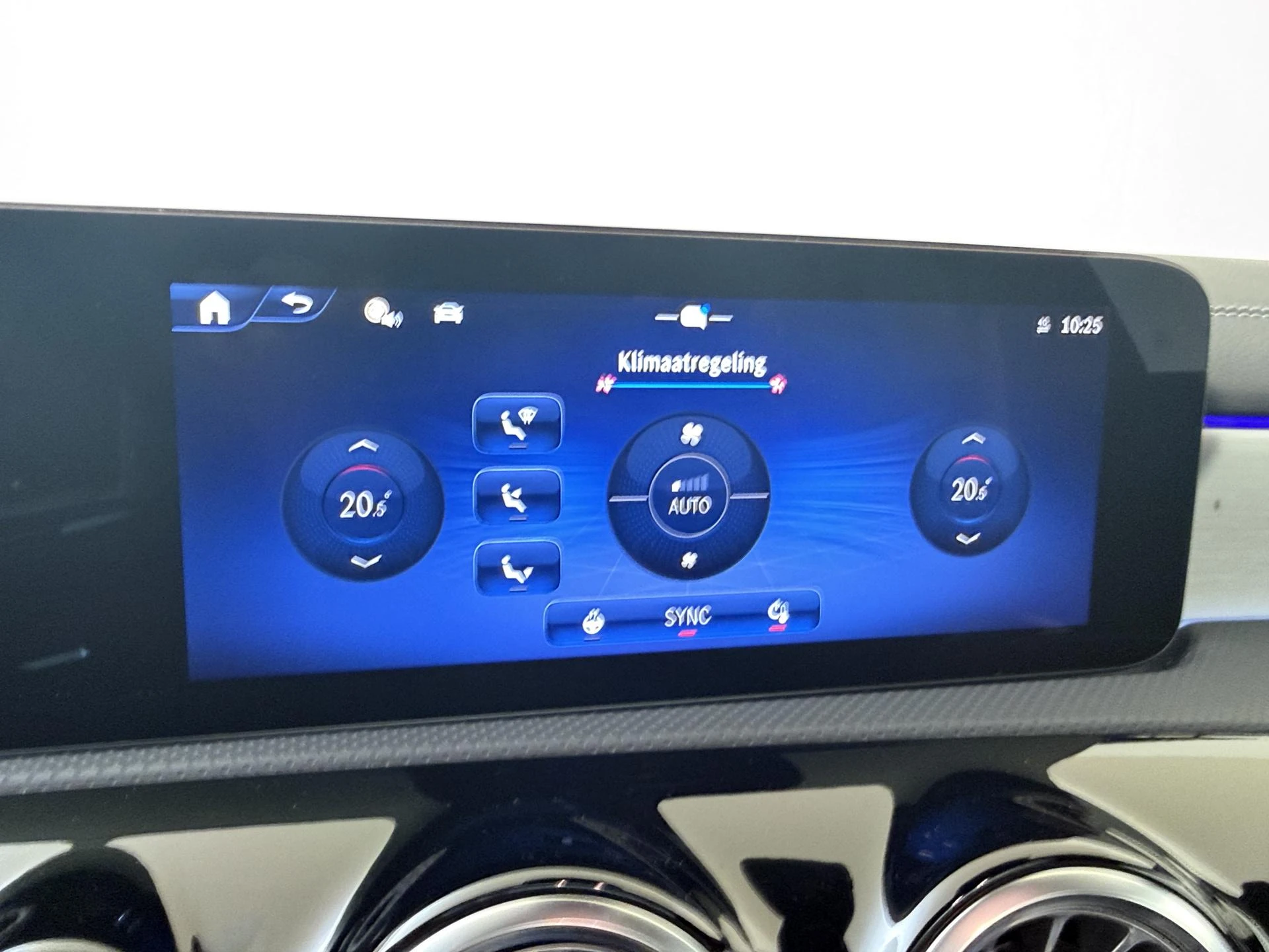 Mercedes-Benz-CLA-image-18