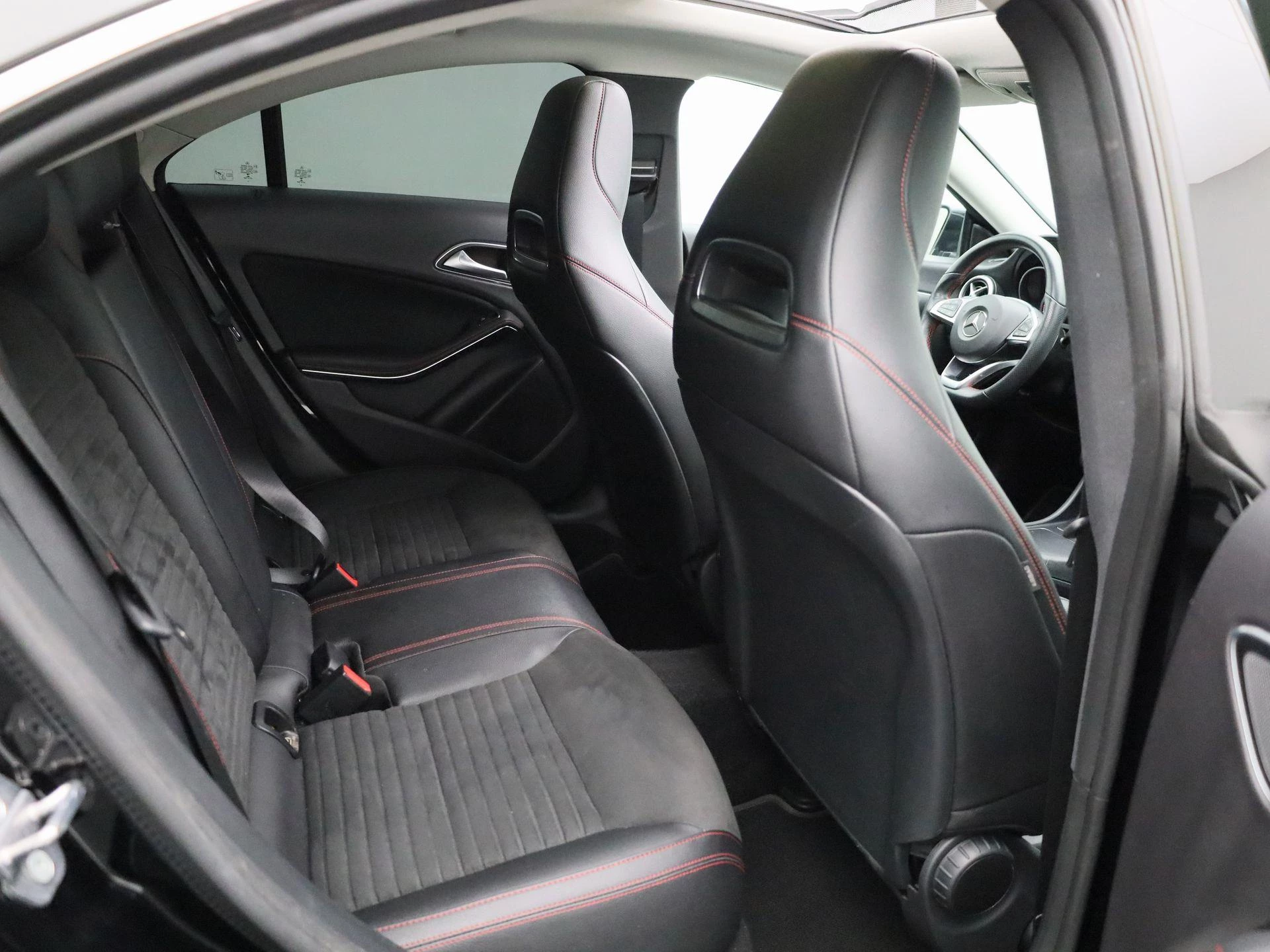 Mercedes-Benz-CLA-image-40