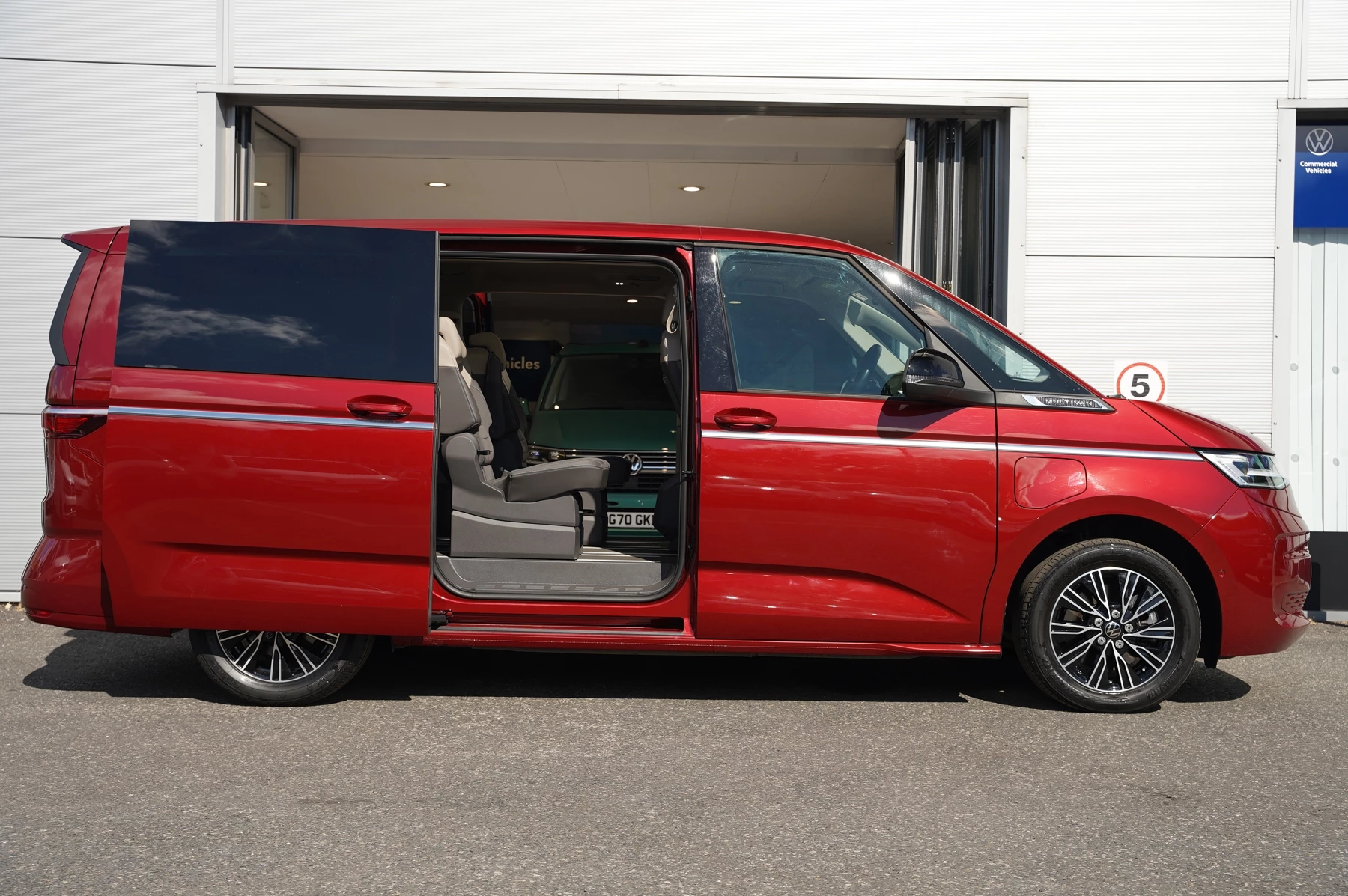 Volkswagen-Multivan-image-22
