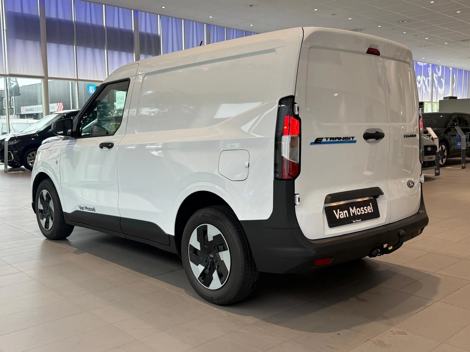 Ford-E-Transit Courier-image-2