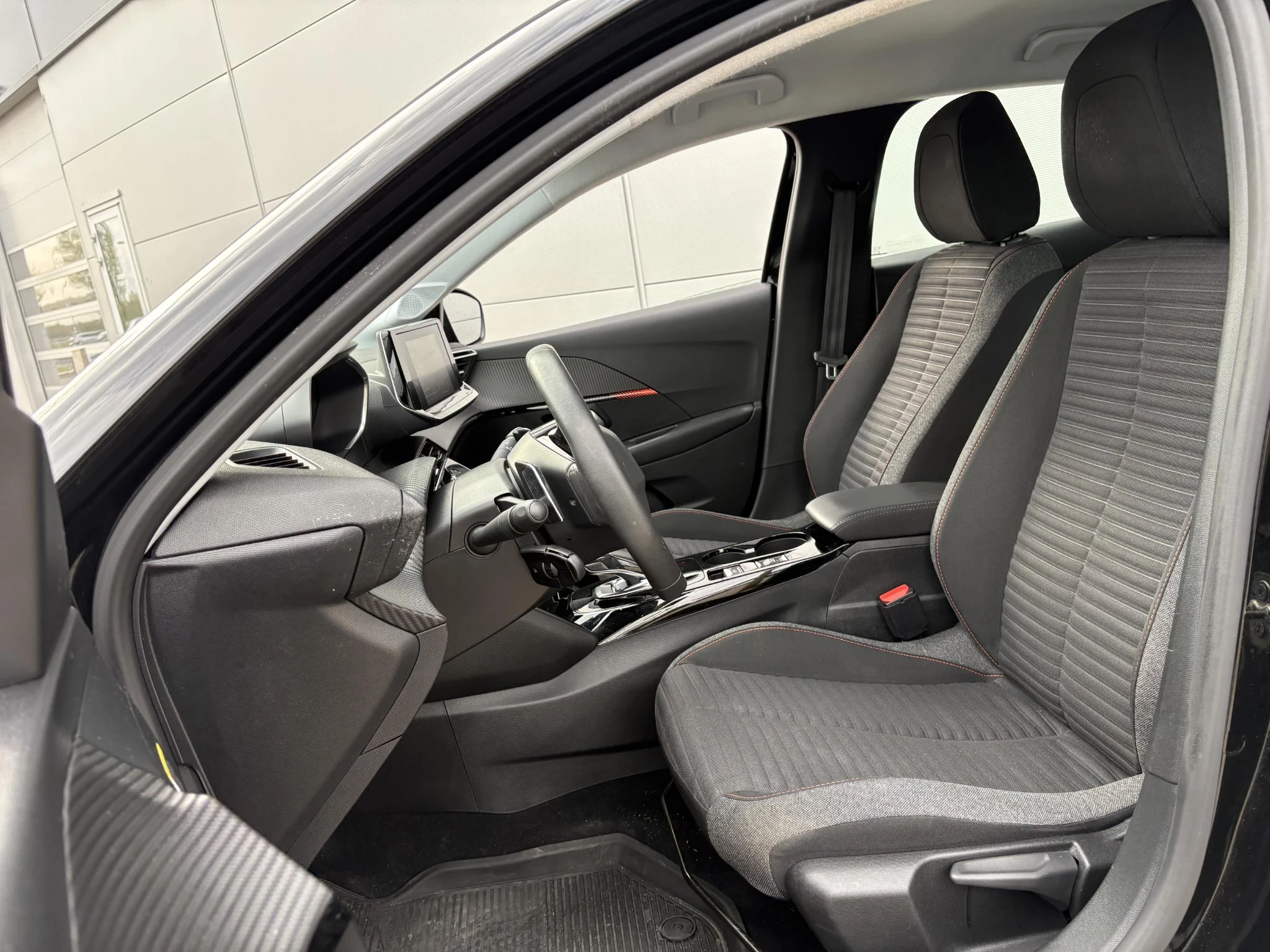 Peugeot-208-image-13