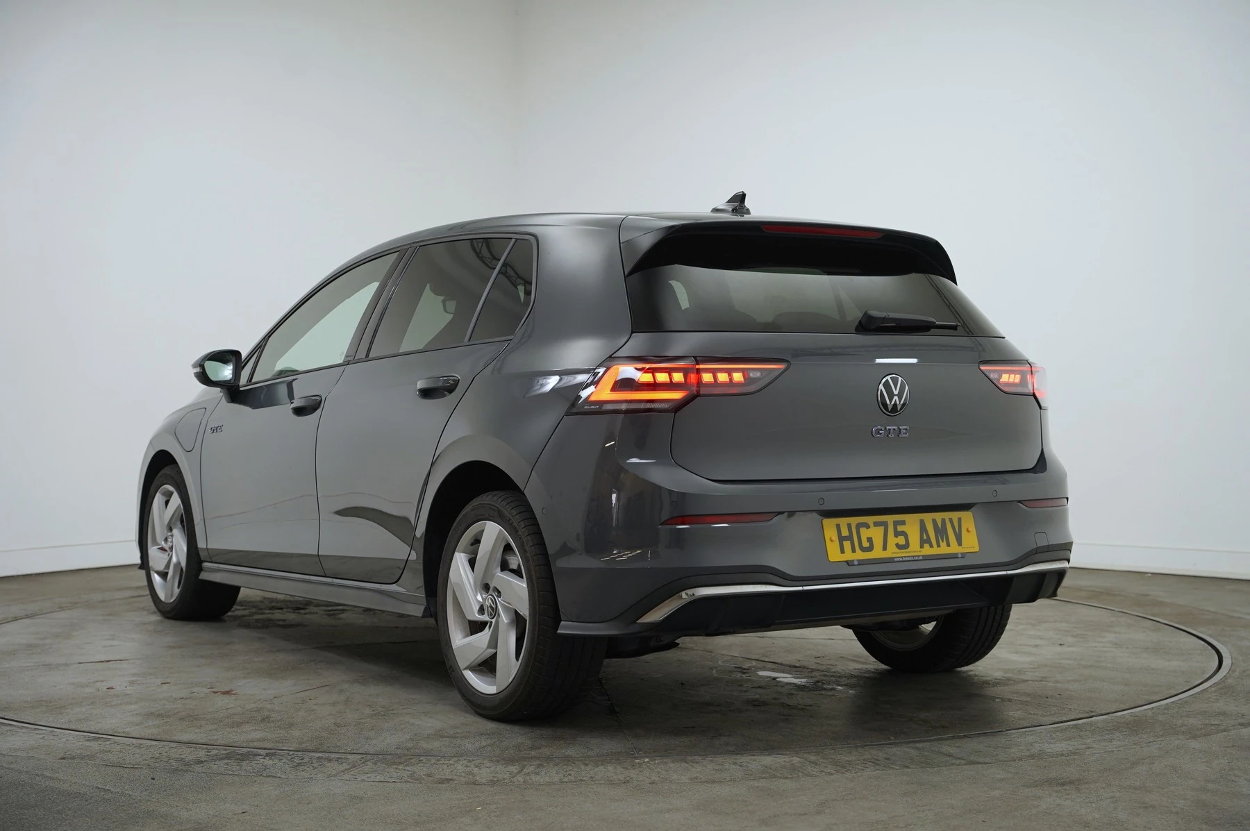 Volkswagen-Golf-image-2
