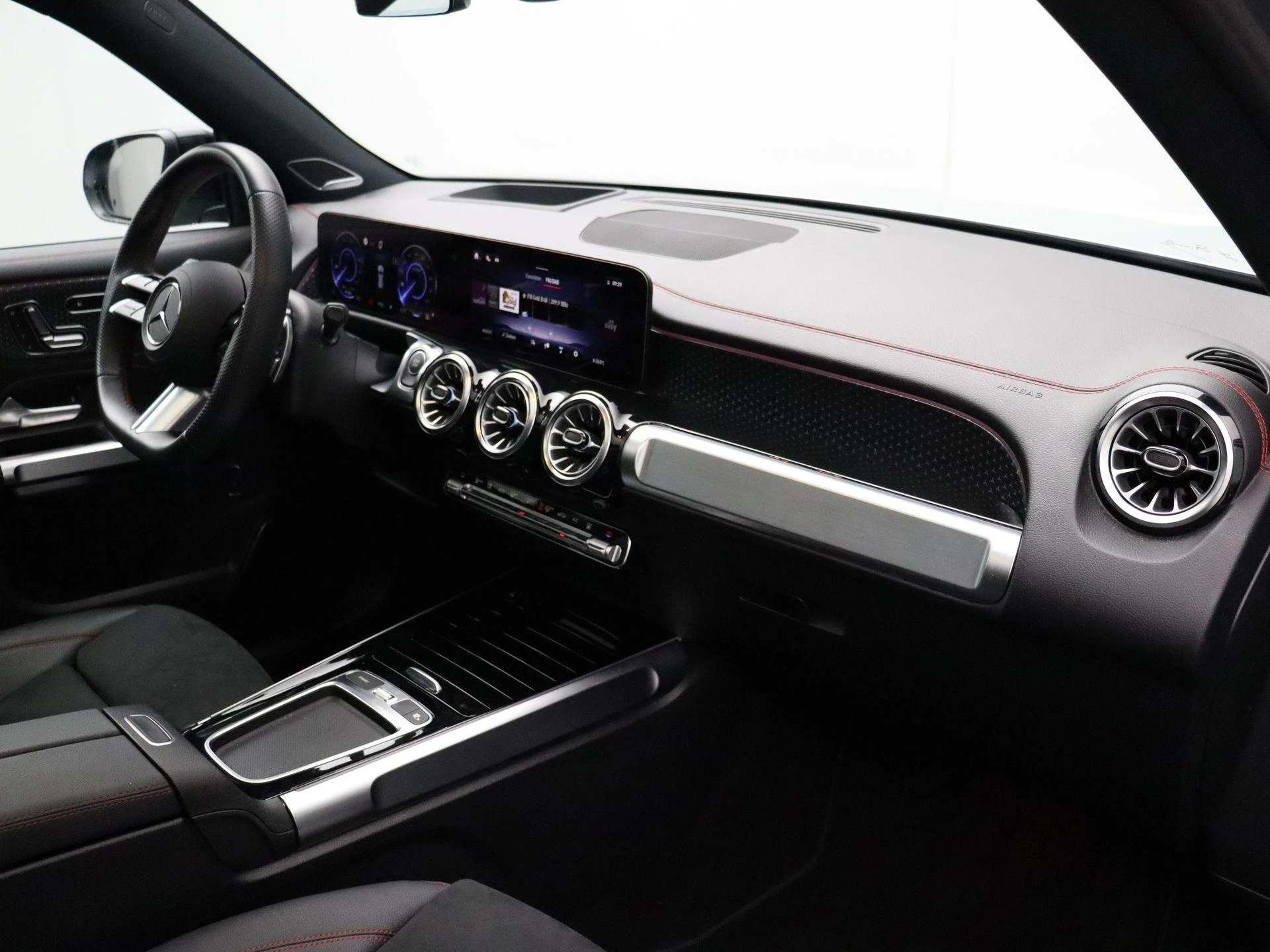 Mercedes-Benz-EQB-image-29