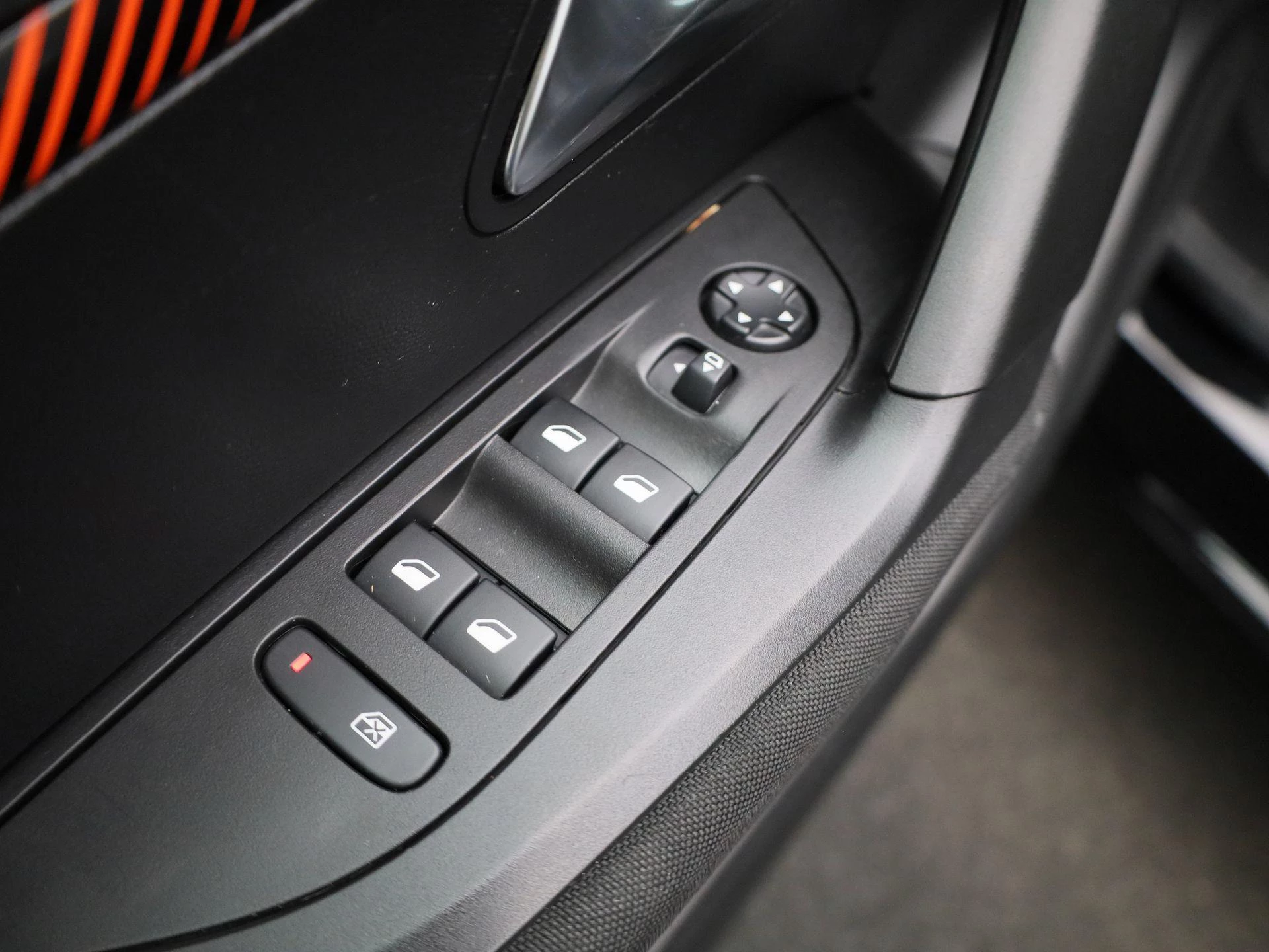 Peugeot-e-2008-image-28