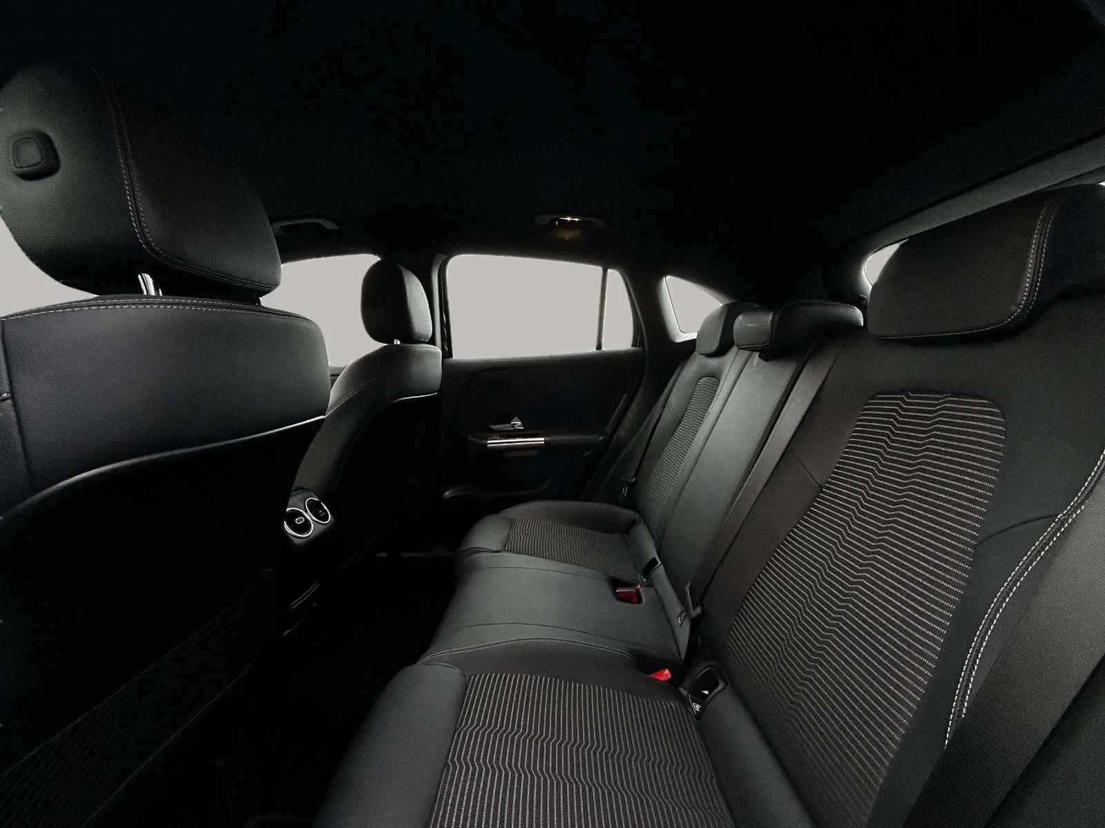 Mercedes-Benz-GLA-image-13