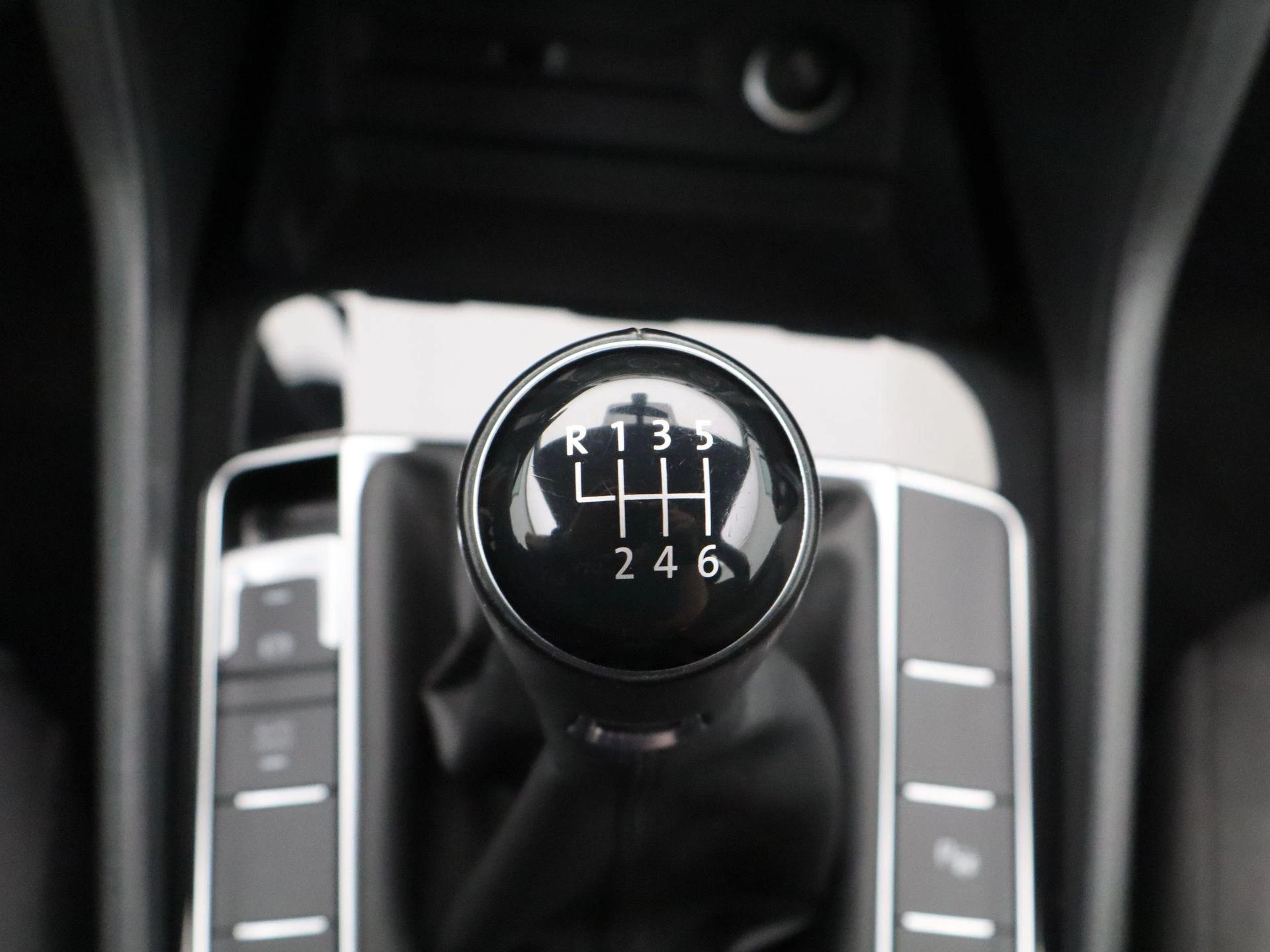 Volkswagen-Golf Sportsvan-image-16