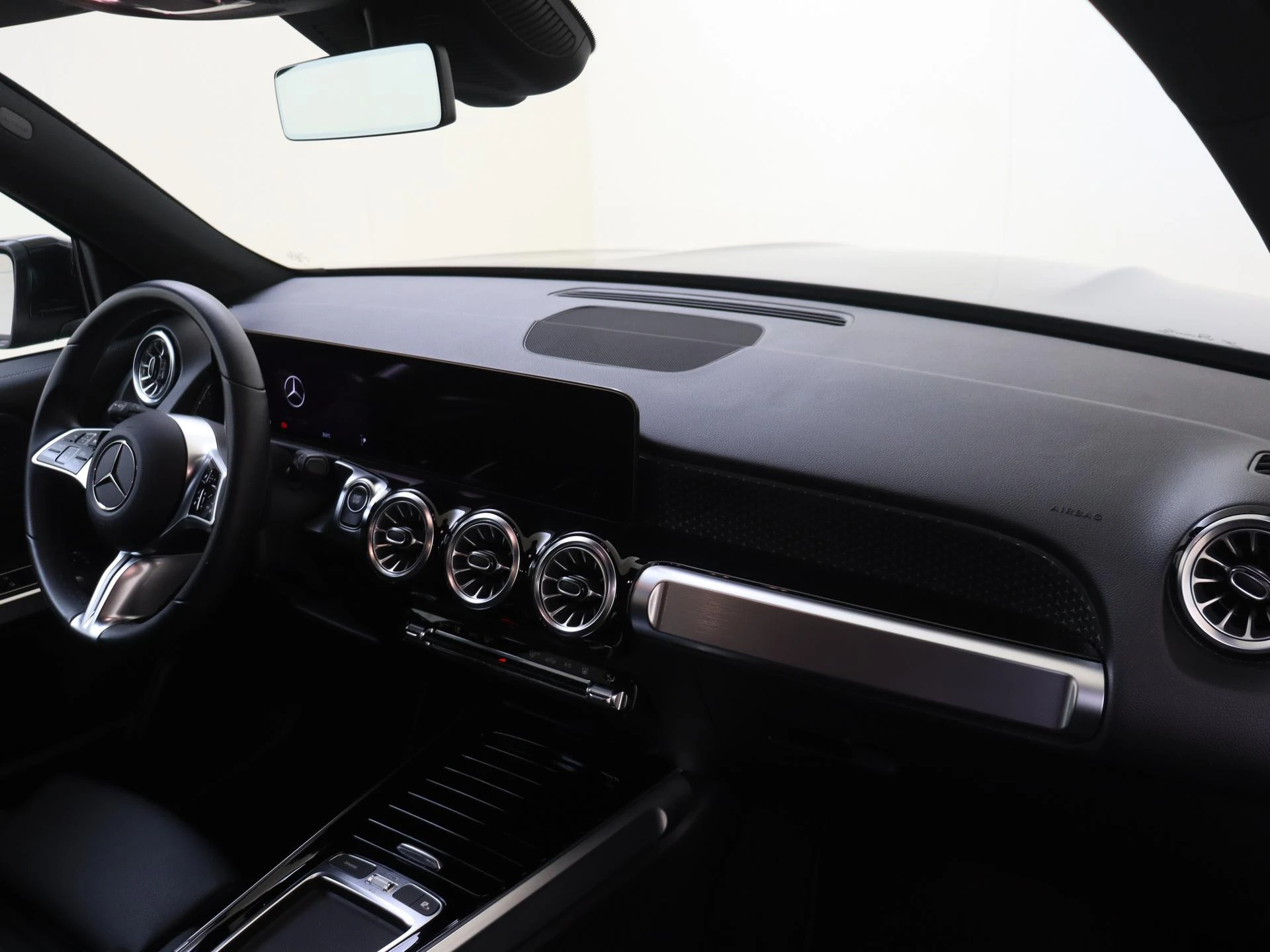 Mercedes-Benz-EQB-image-4