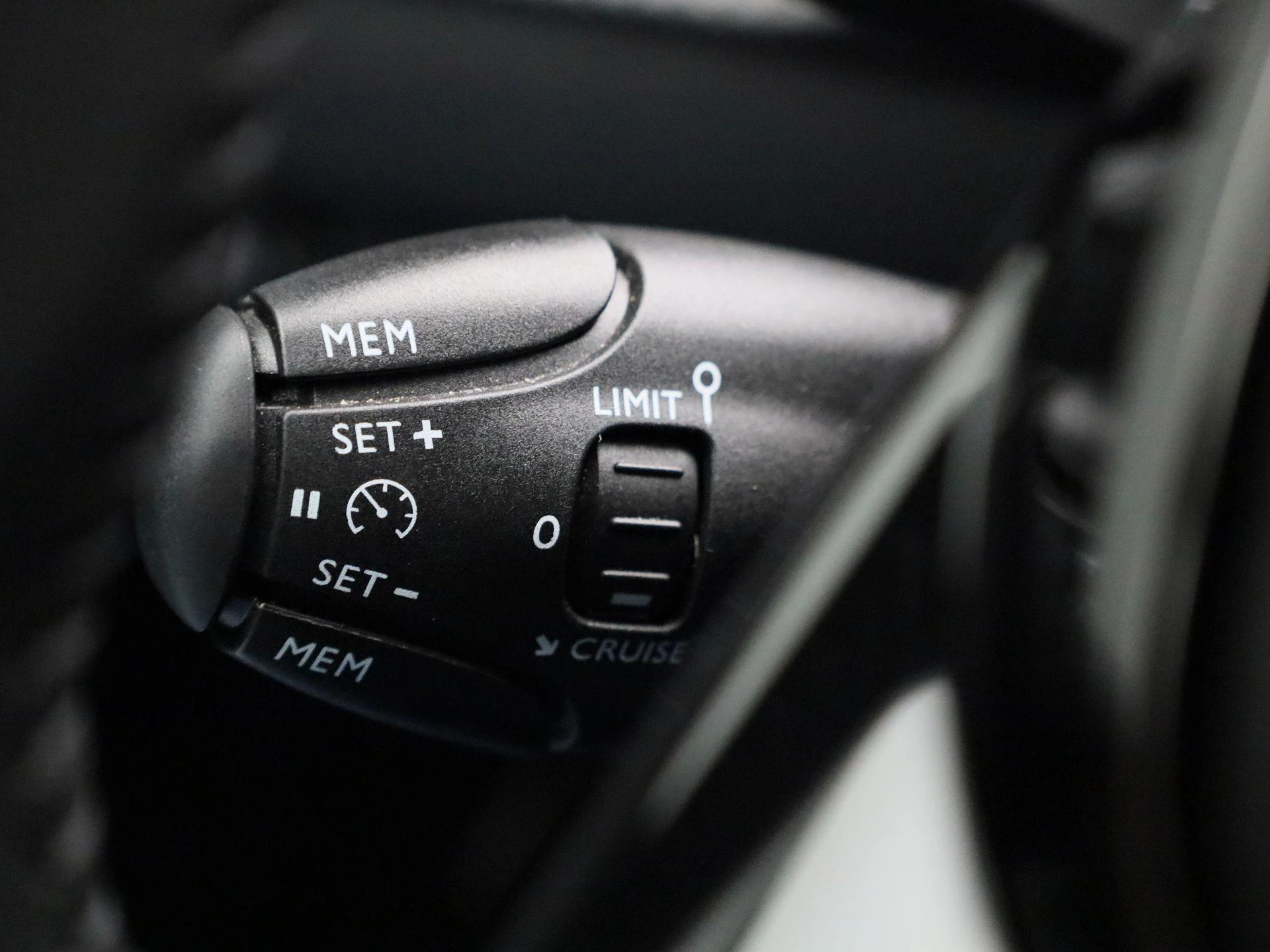 Peugeot-e-208-image-24