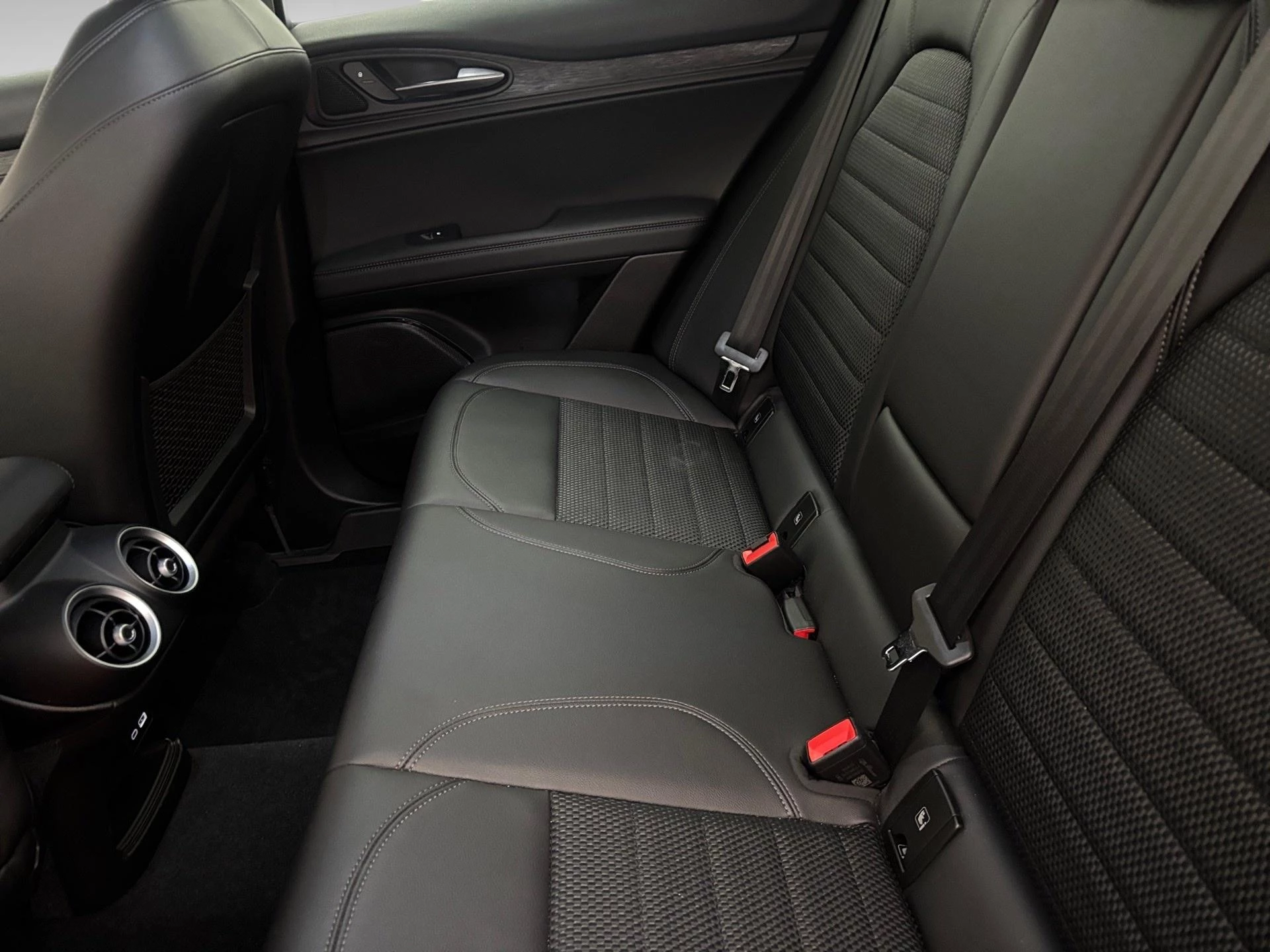 Alfa Romeo-Stelvio-image-10