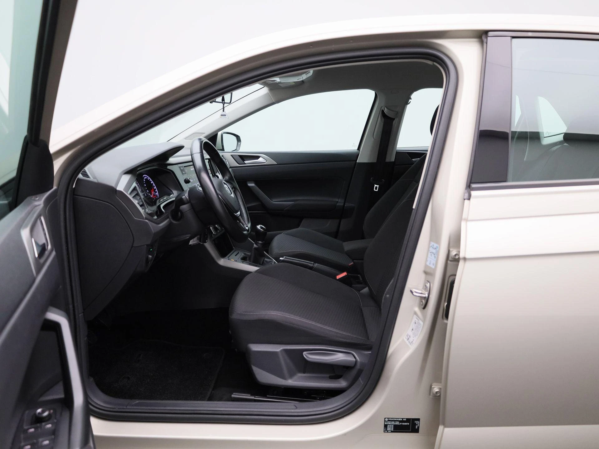 Volkswagen-Polo-image-9
