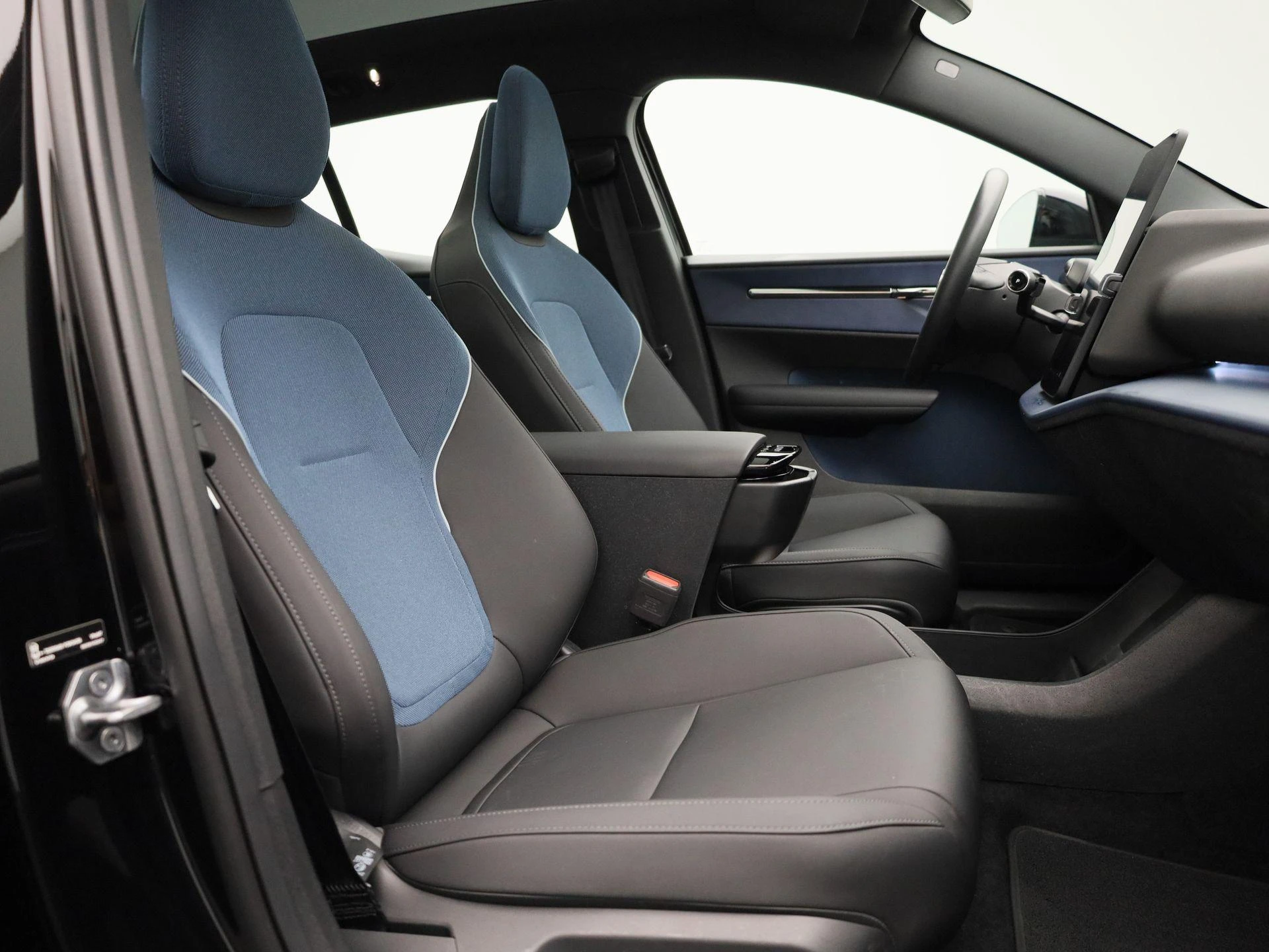 Volvo-EX30-image-32
