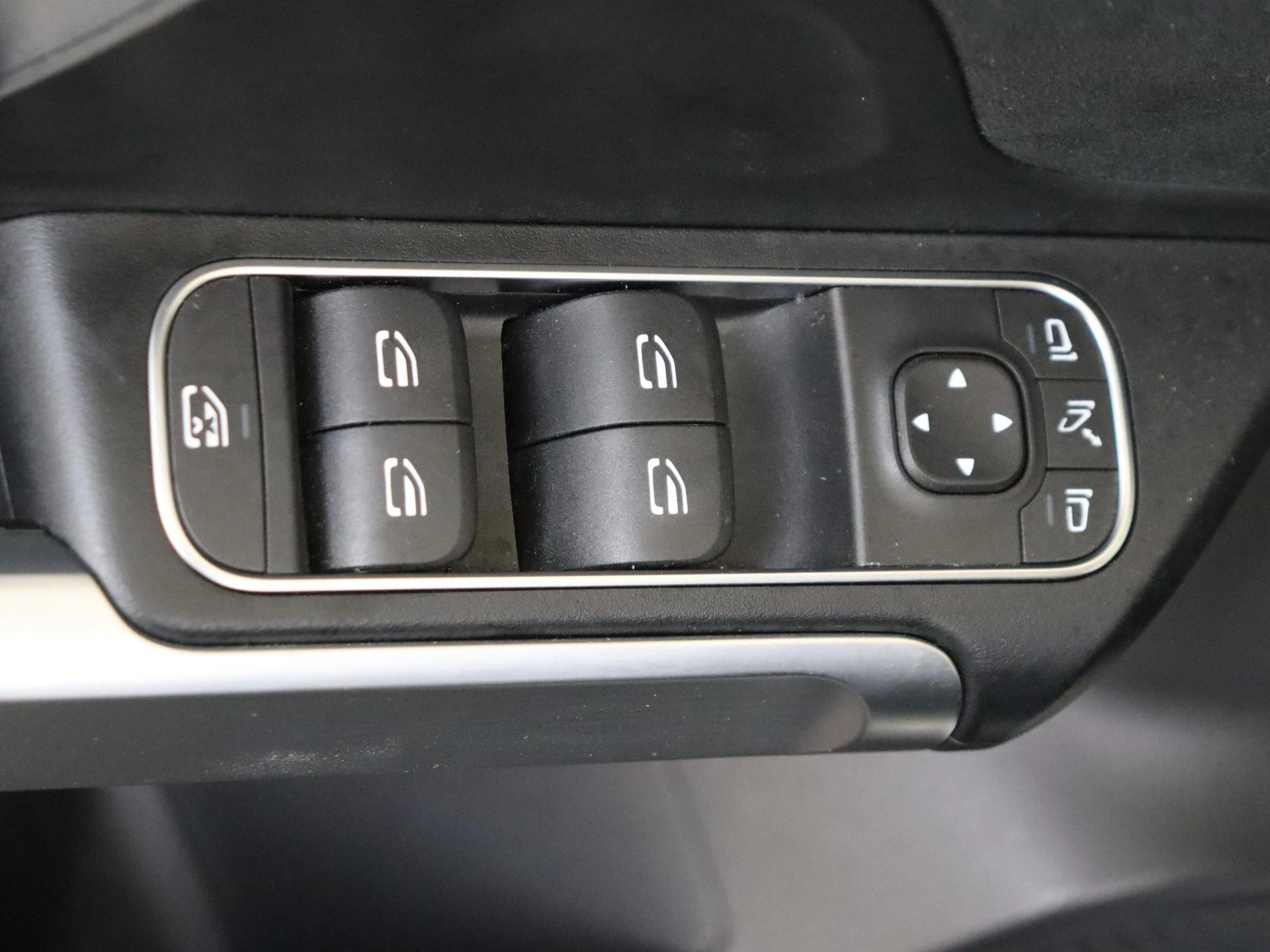 Mercedes-Benz-EQB-image-24