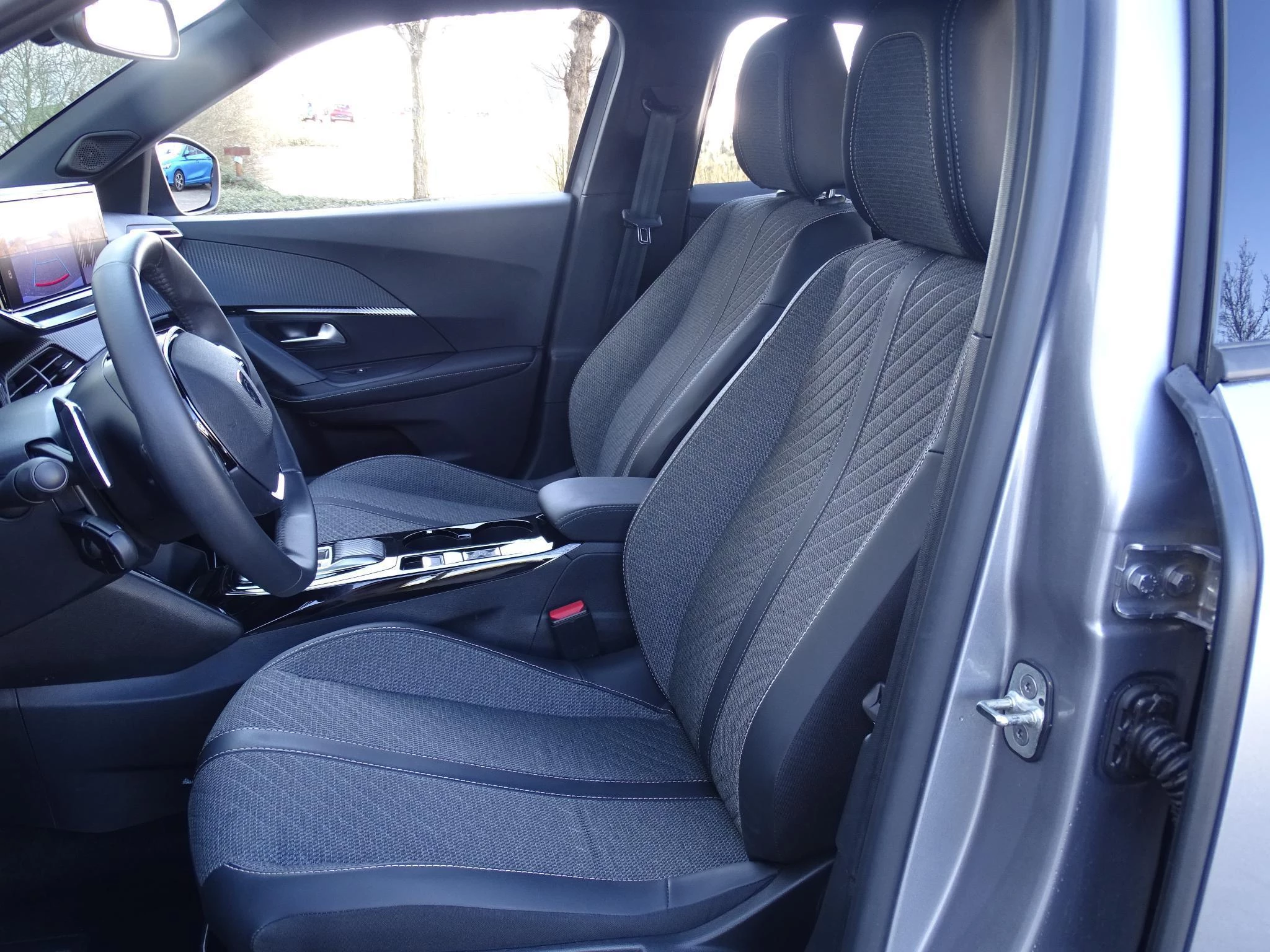 Peugeot 2008 1.2 HYBRID 145 e-DSC6 Allure