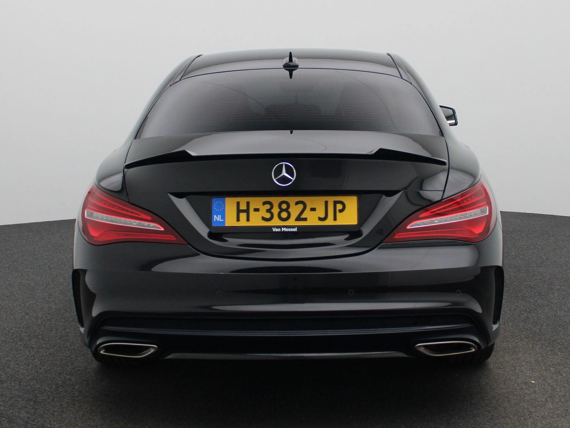 Mercedes-Benz-CLA-image-4