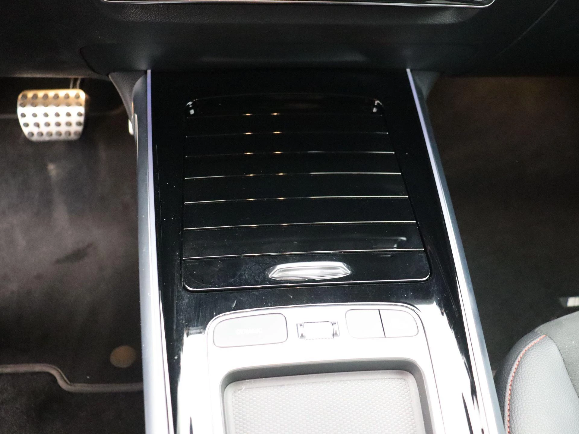 Mercedes-Benz-EQB-image-10