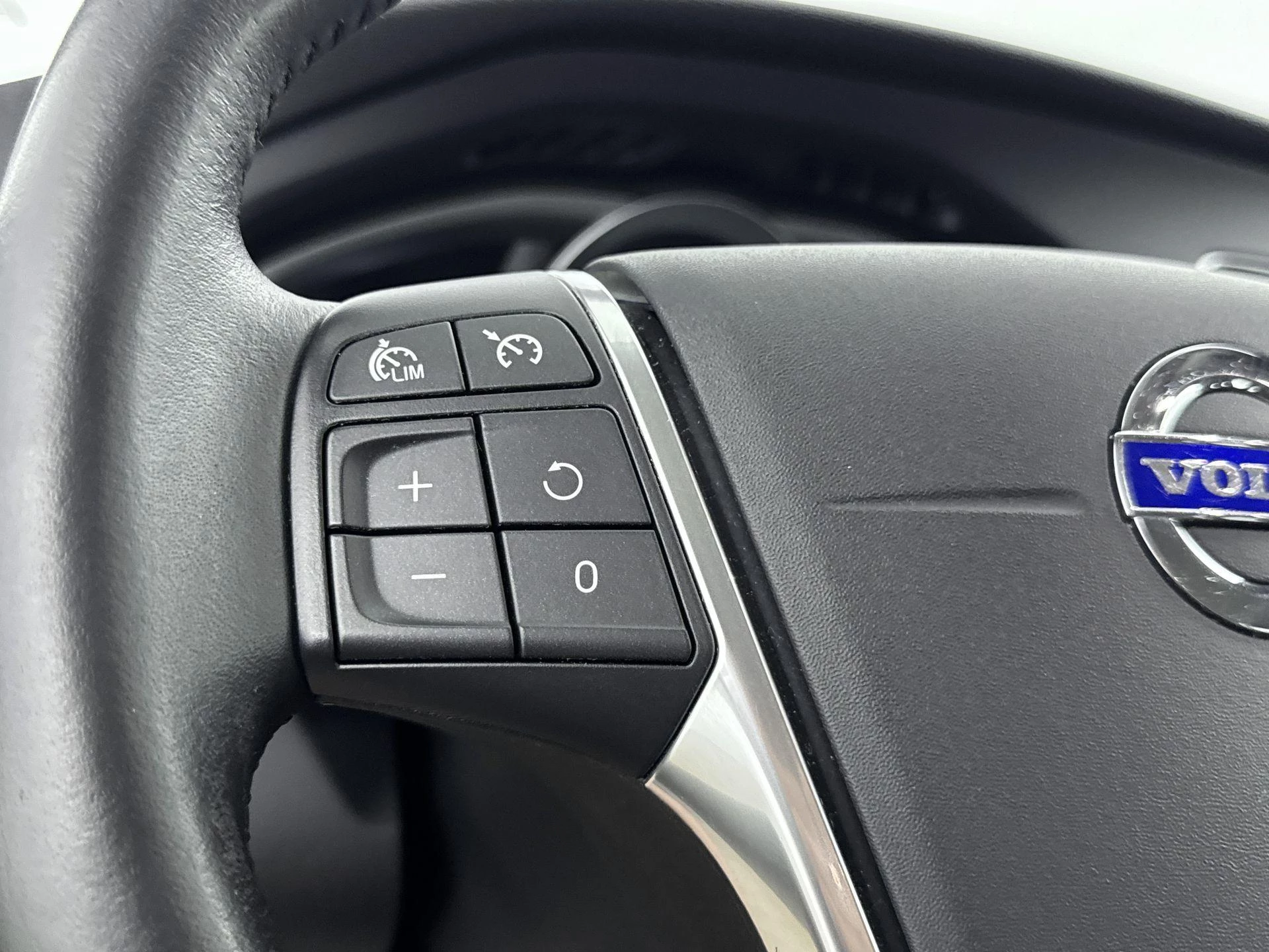 Volvo-V40-image-5