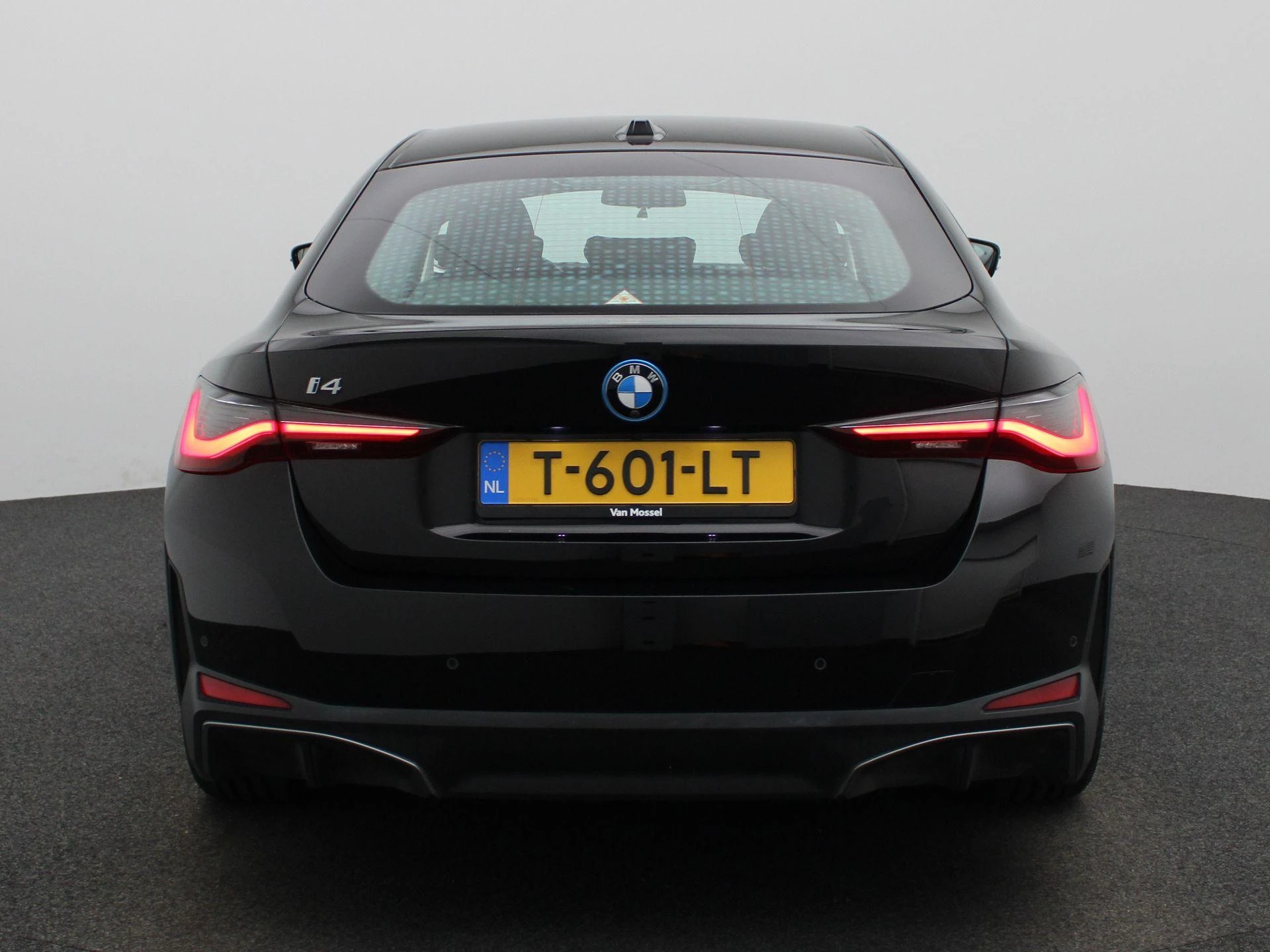 BMW-i4-image-4