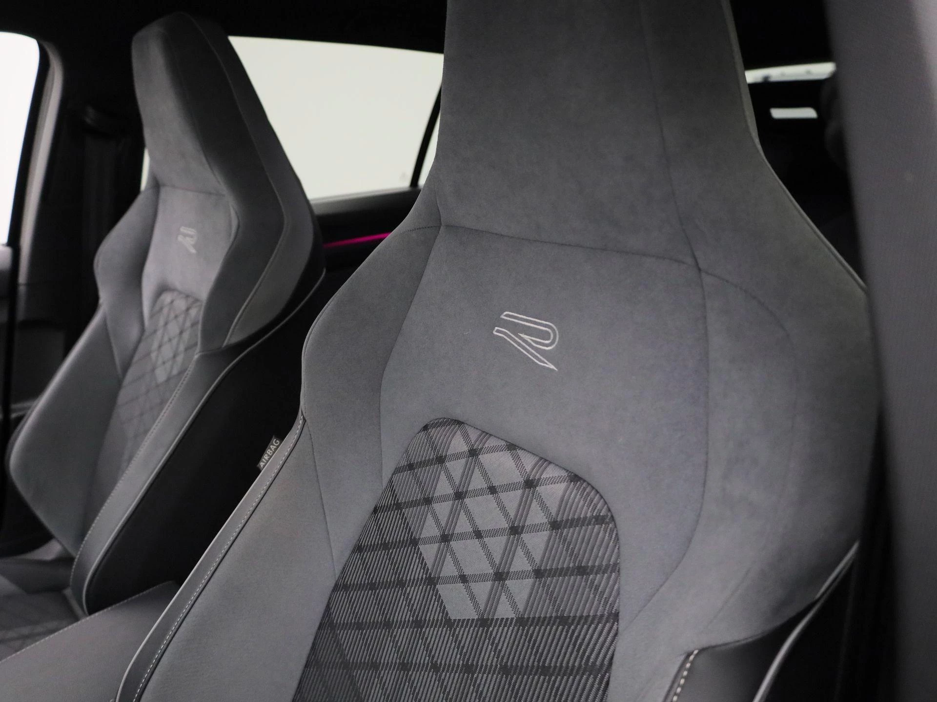 Volkswagen-Golf-image-35