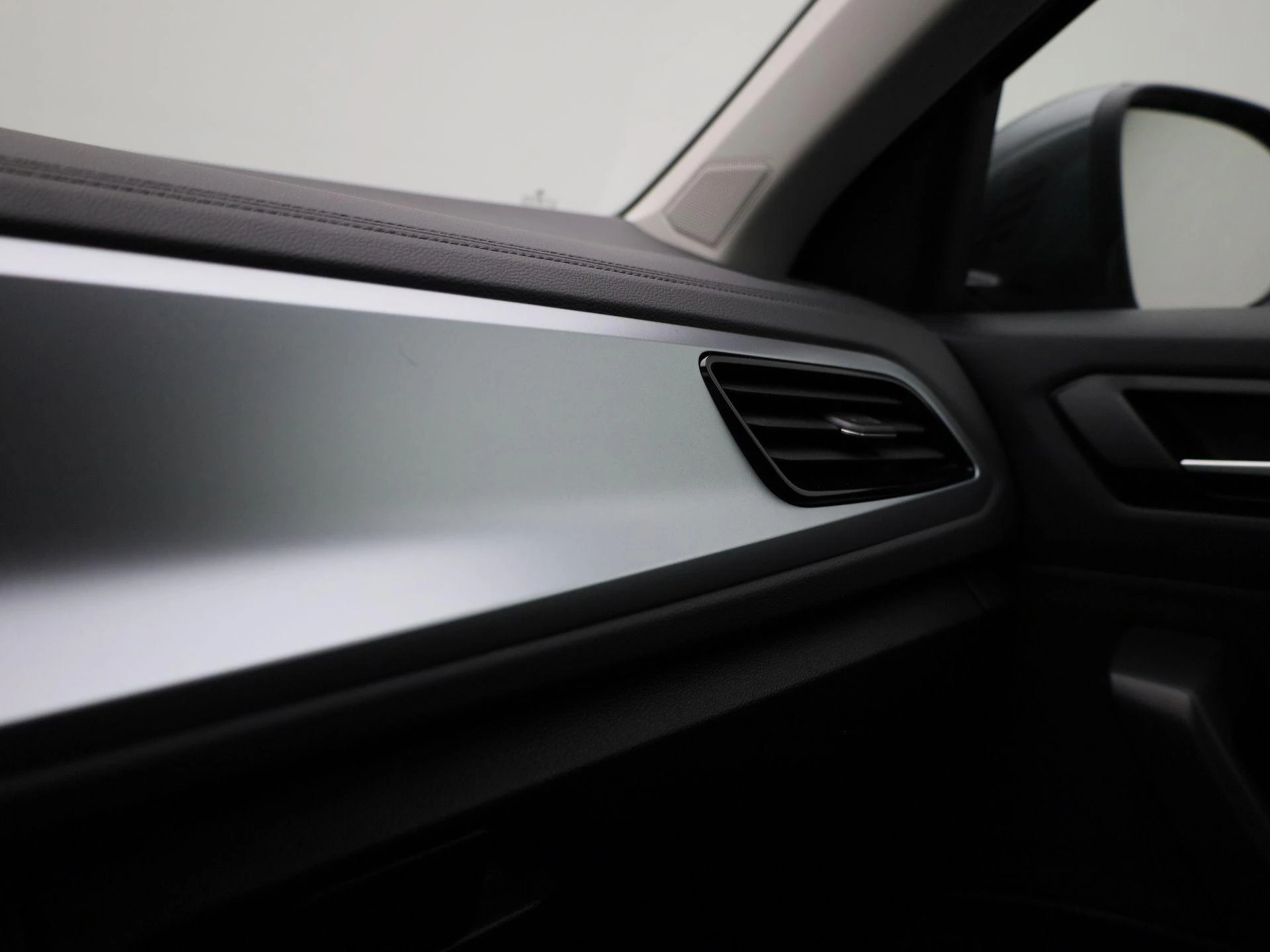 Volkswagen-T-Roc-image-28