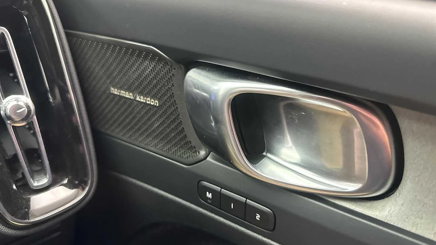 Volvo-EX40-image-30