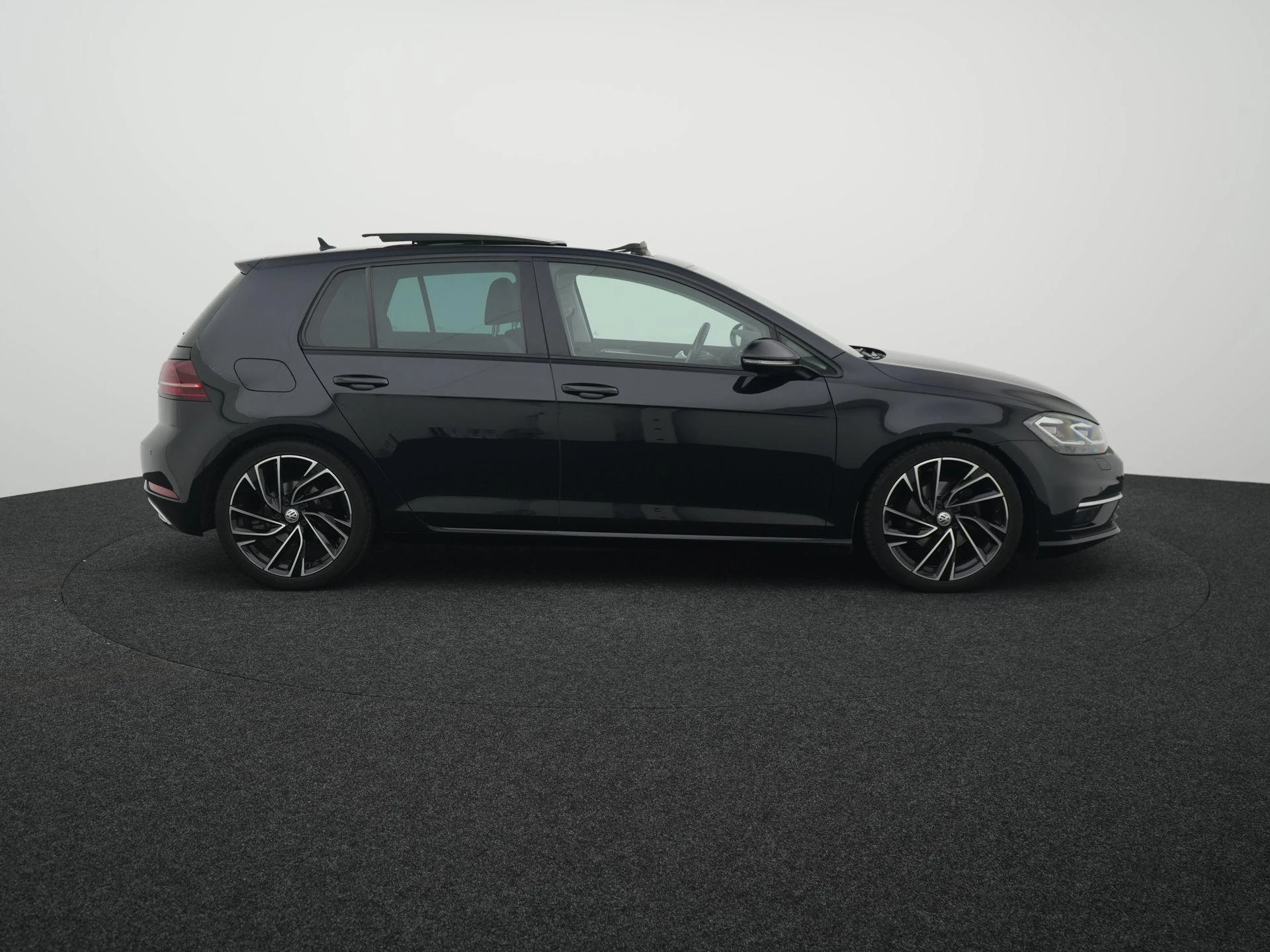 Volkswagen-Golf-image-5