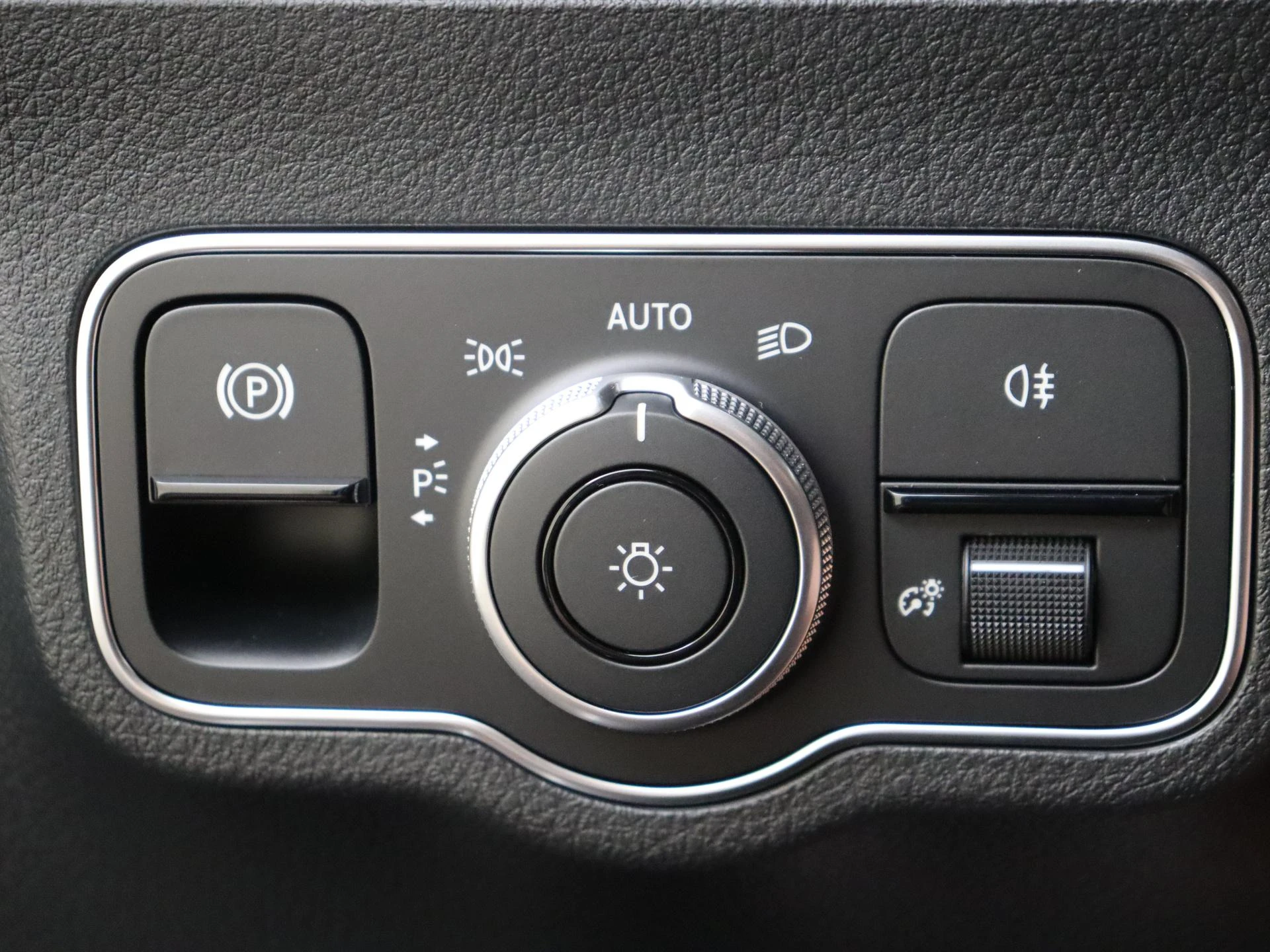 Mercedes-Benz-GLA-image-27