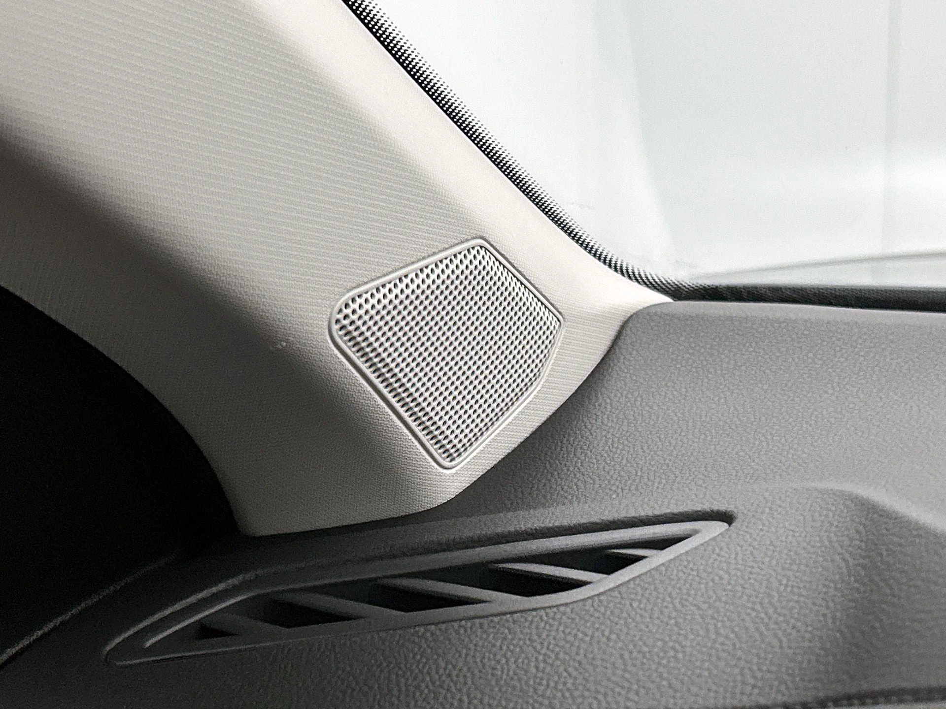 Volkswagen-T-Roc-image-11