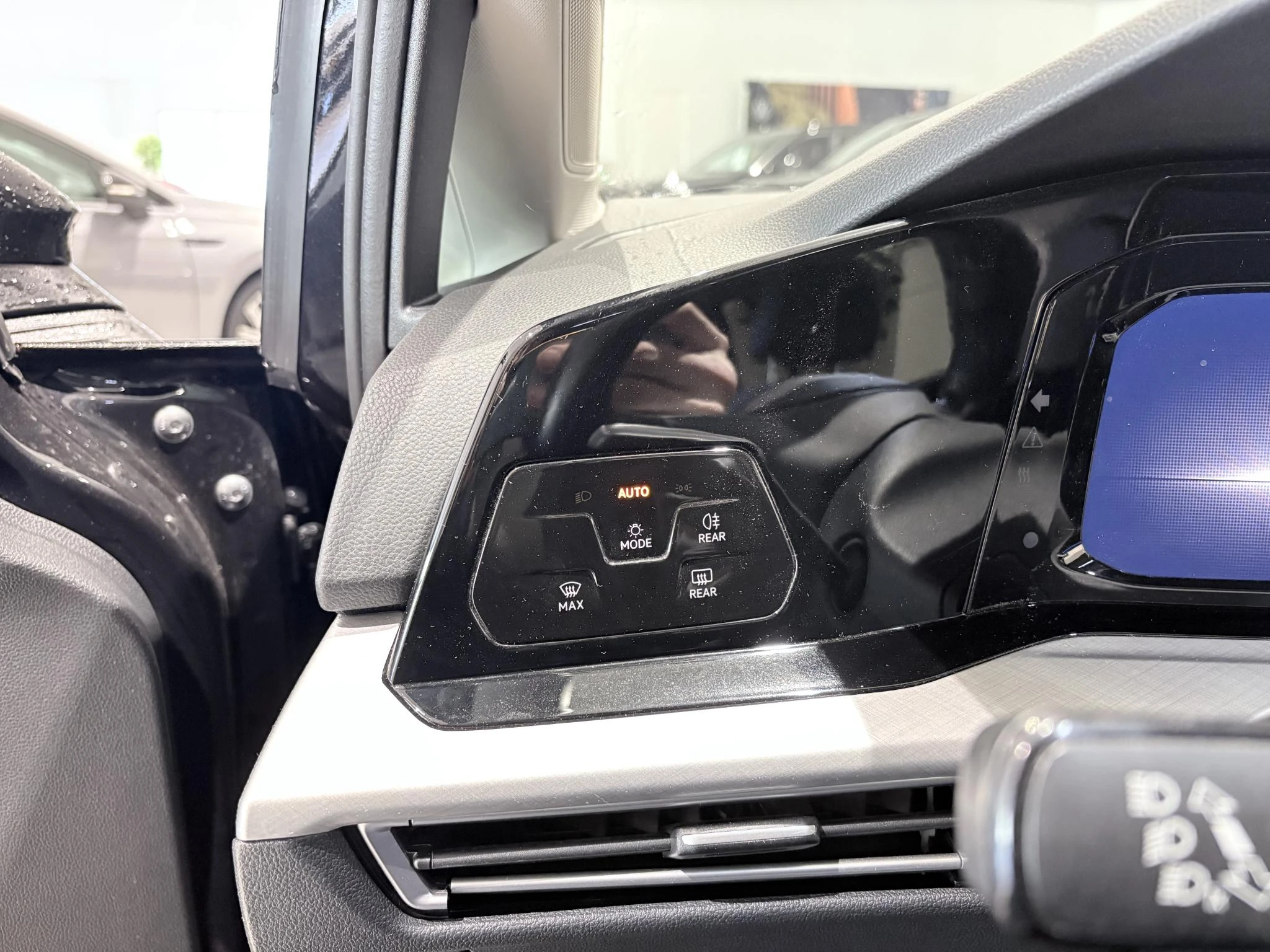 Volkswagen-Golf-image-12