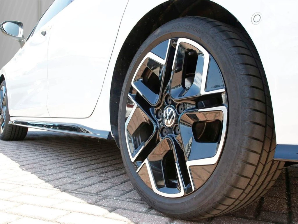 Volkswagen-Golf-image-4