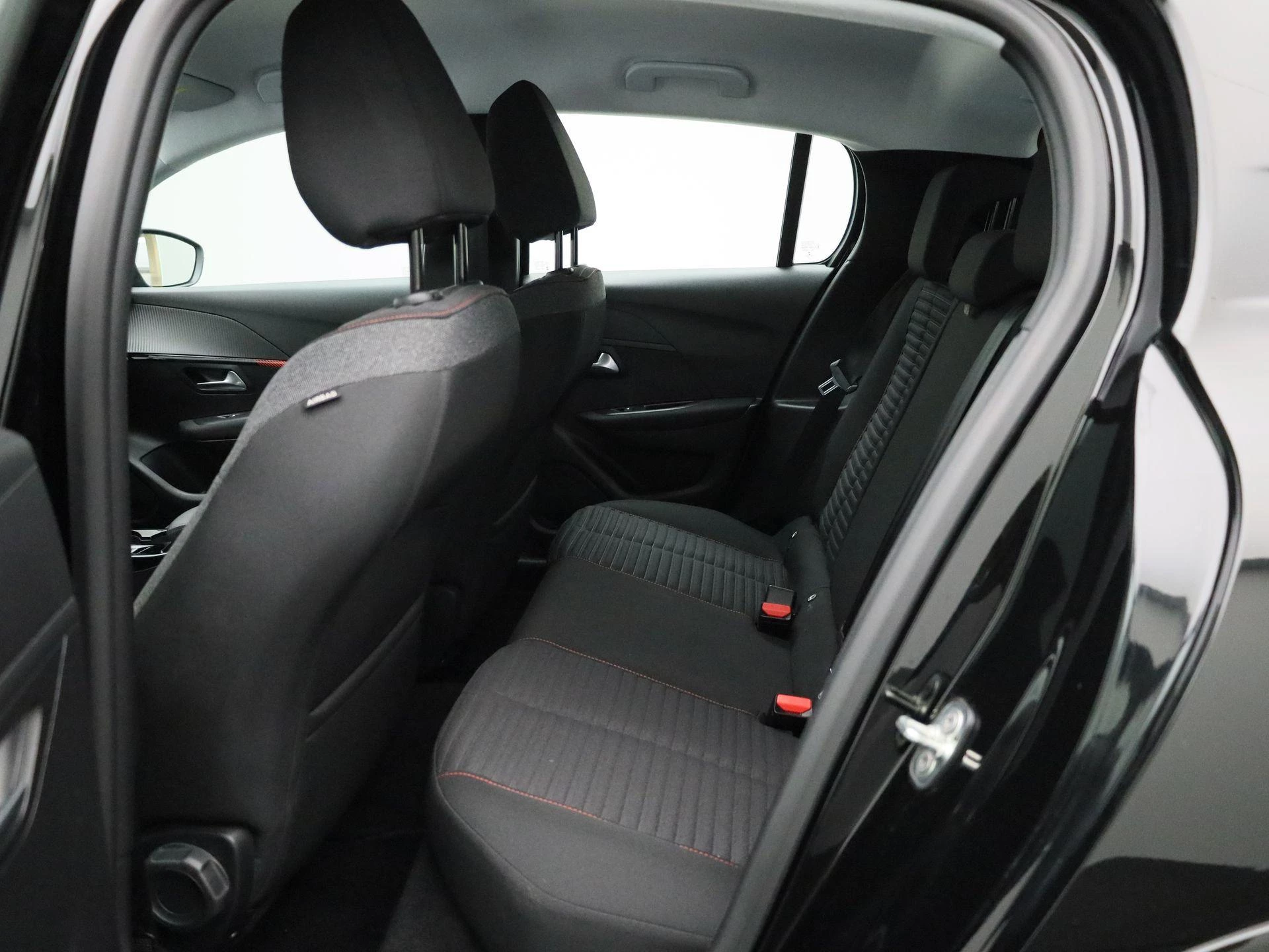 Peugeot-e-208-image-9