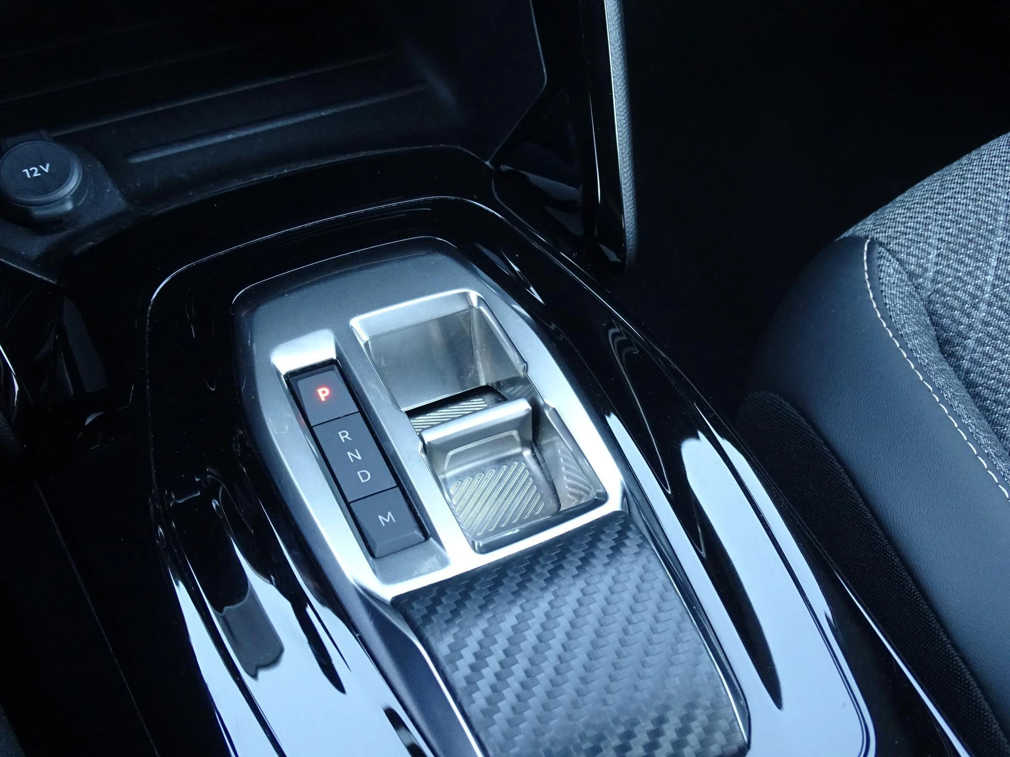 Peugeot 2008 1.2 HYBRID 145 e-DSC6 Allure