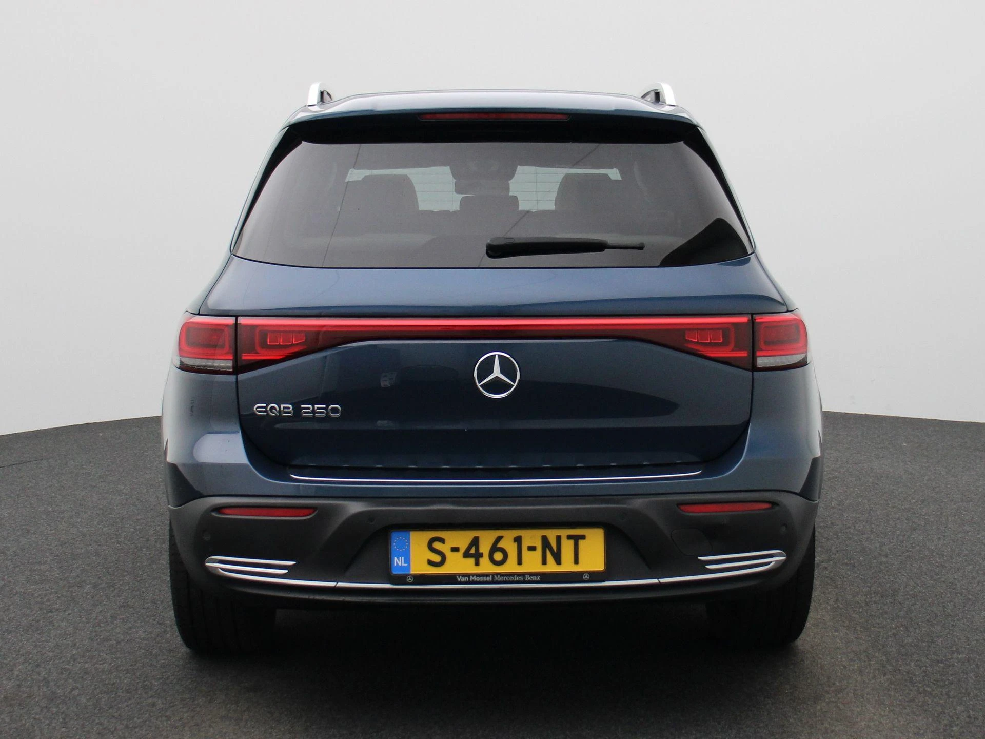 Mercedes-Benz-EQB-image-4