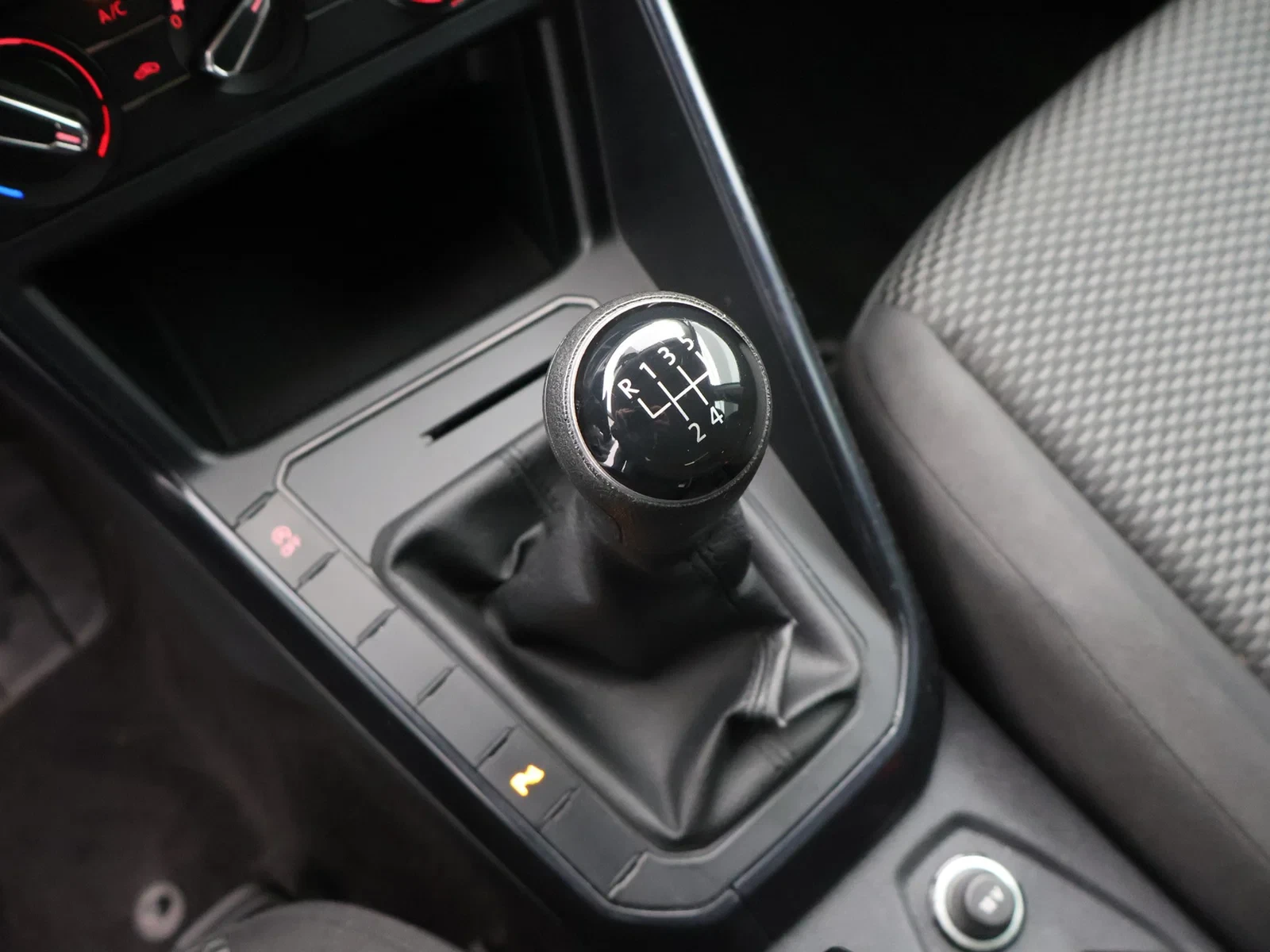 Volkswagen-Polo-image-14