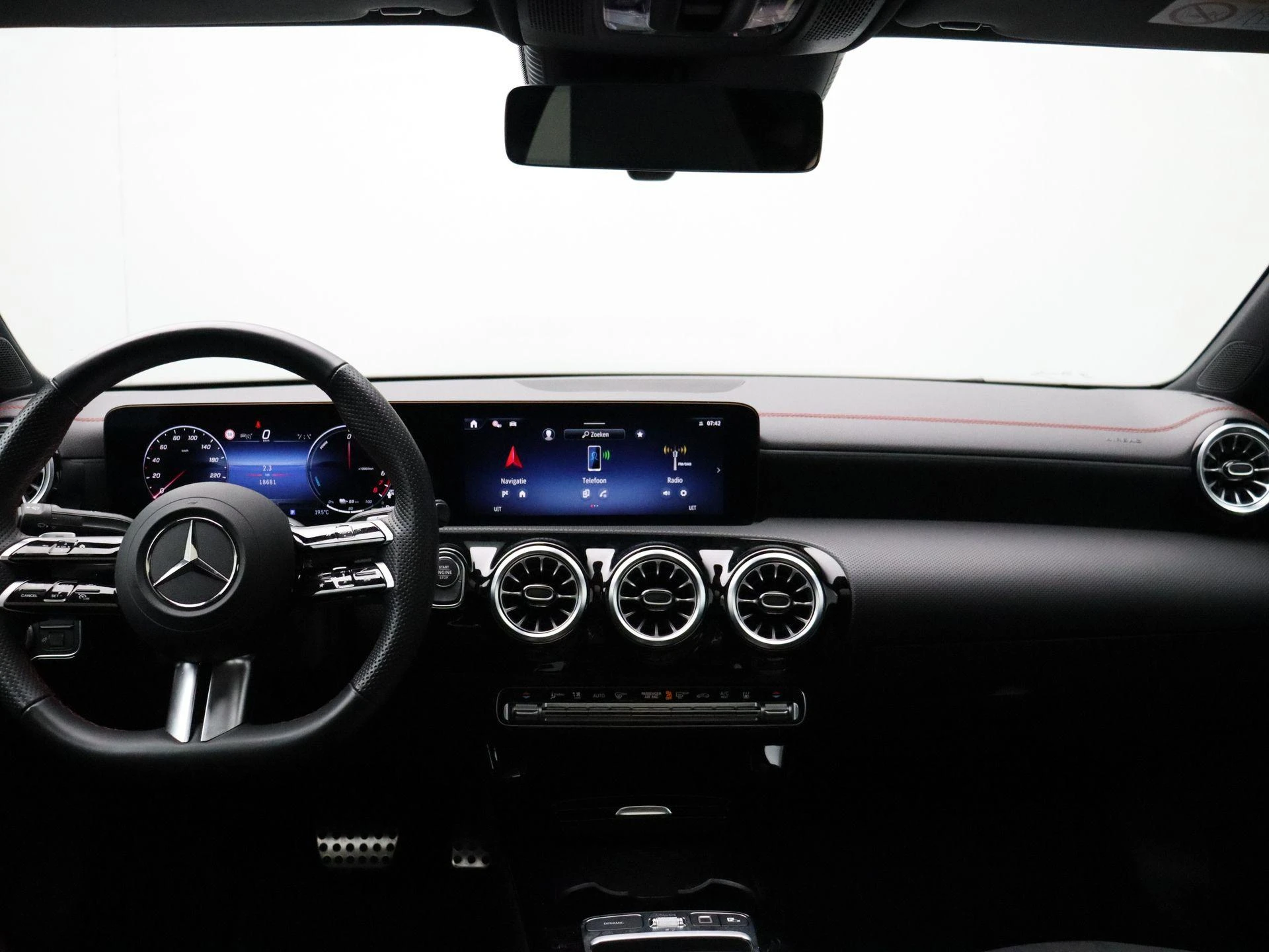 Mercedes-Benz-CLA-image-24
