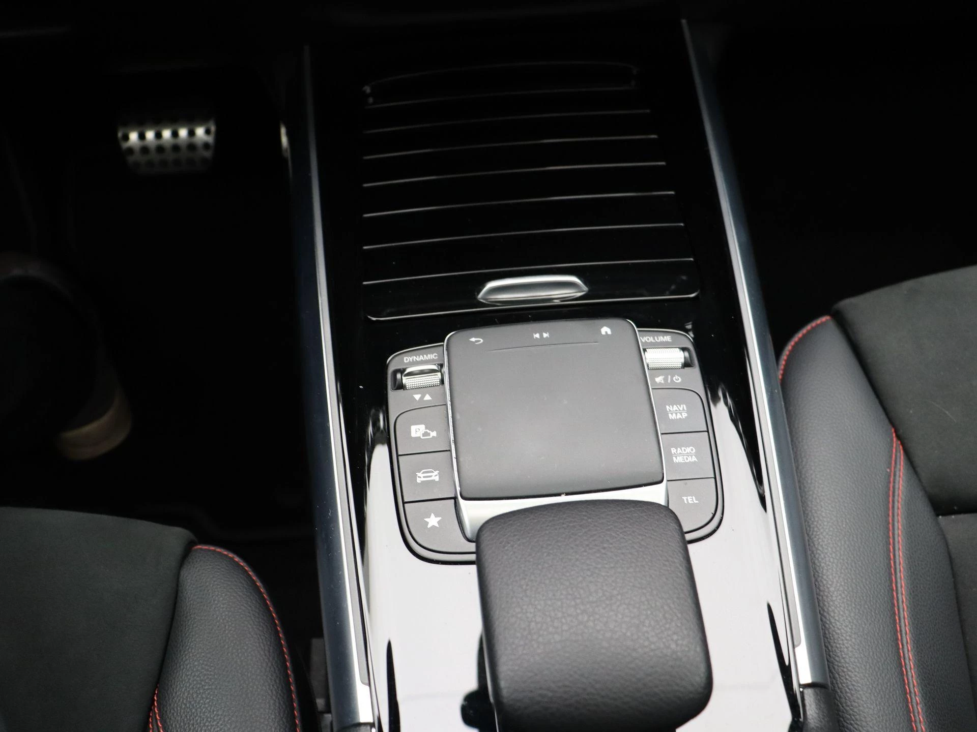 Mercedes-Benz EQA 250 AMG Line + PANORAMISCH DAK + NIGHTPAKKET +