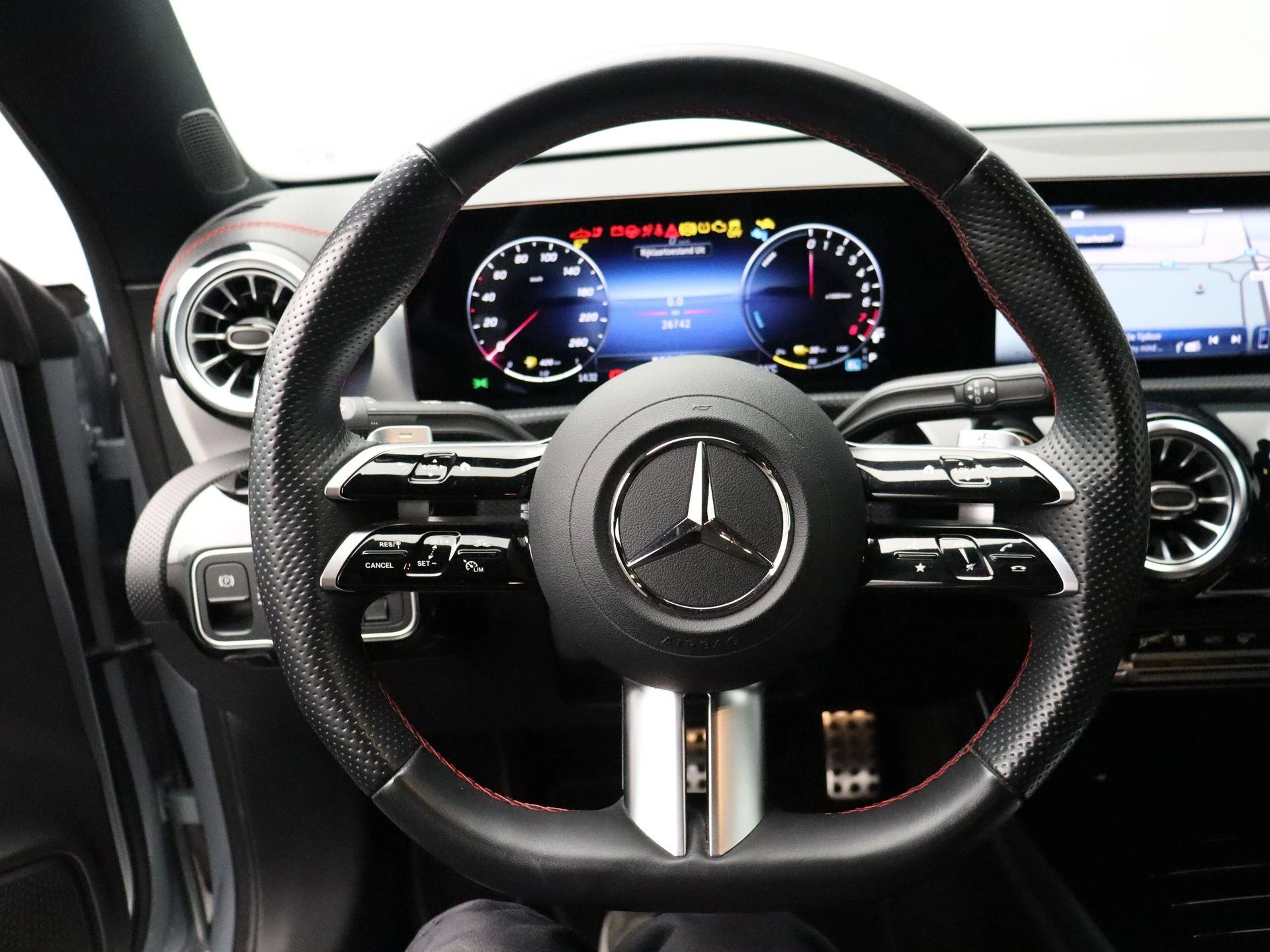 Mercedes-Benz-CLA-image-13