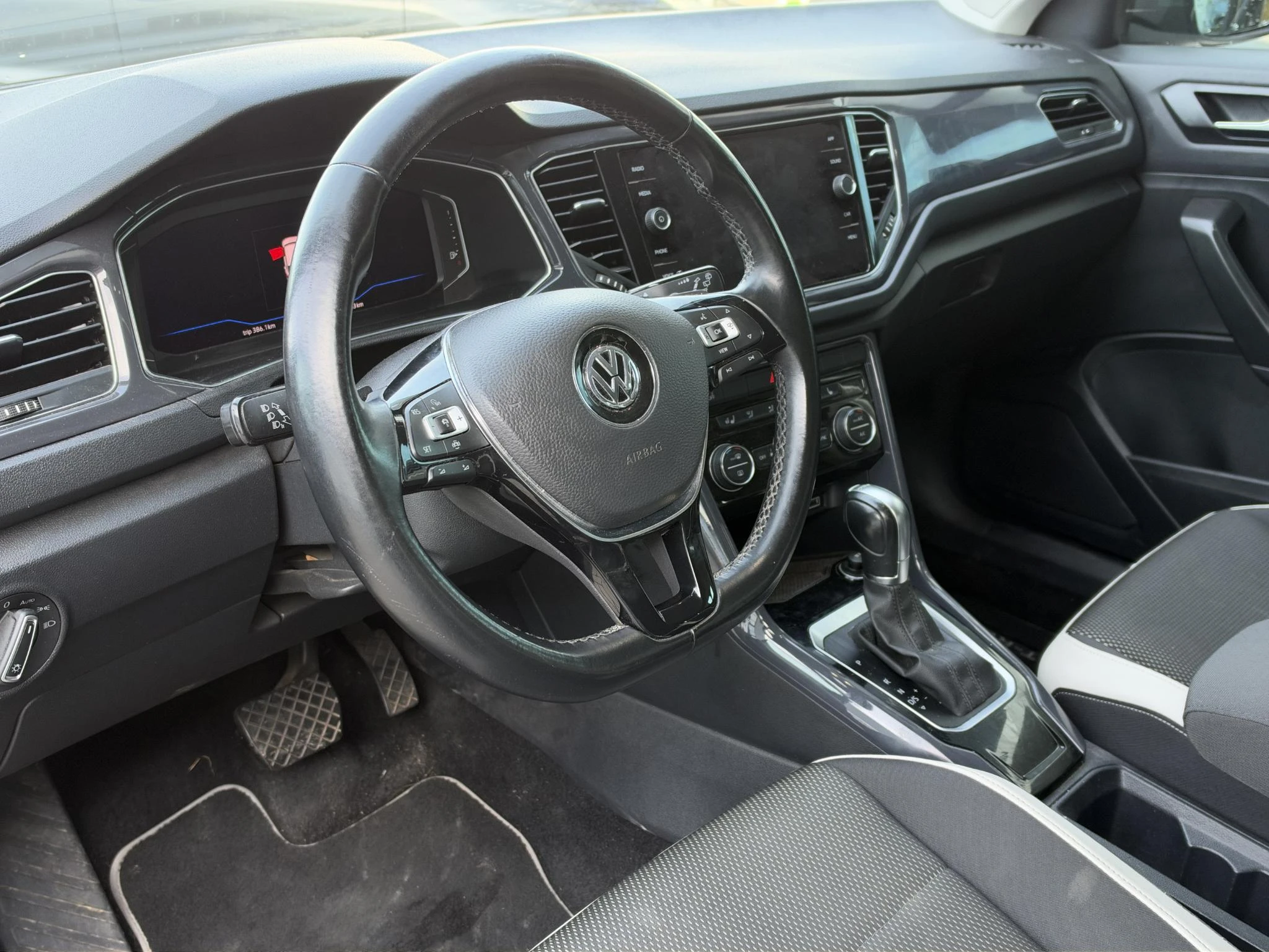 Volkswagen-T-Roc-image-5