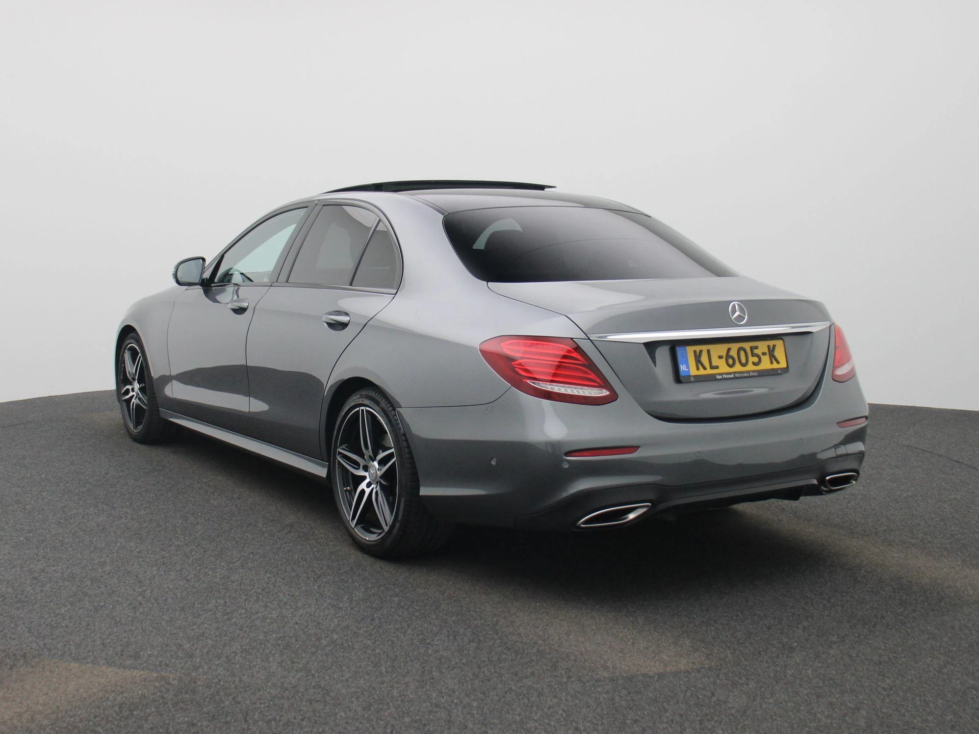 Mercedes-Benz-E-Klasse-image-1