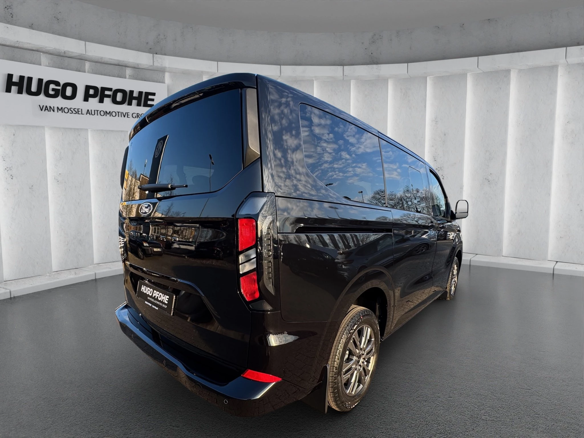 Ford Tourneo Custom Titanium 320 L1 2.0 l EcoBlue. 8-Gang-Automatikgetriebe. Frontantrieb