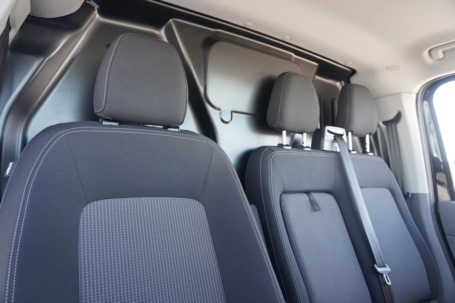 Volkswagen-Transporter-image-41