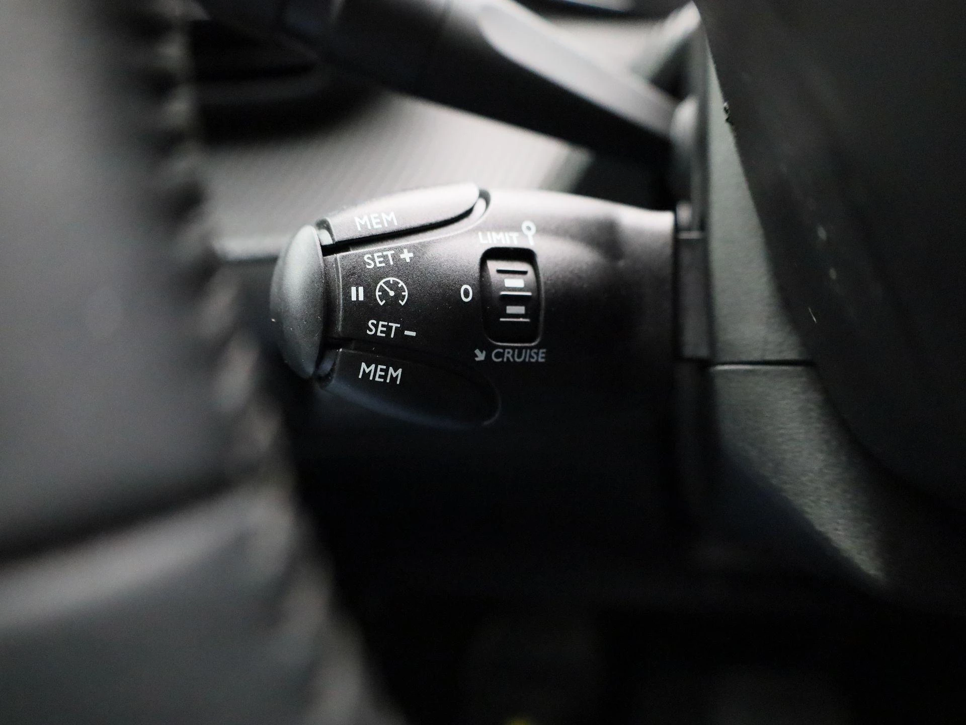 Peugeot-e-208-image-21