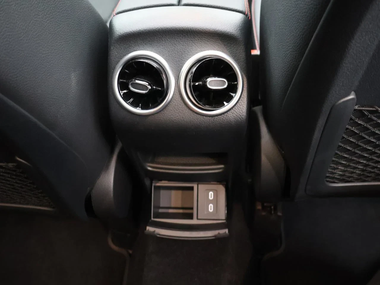 Mercedes-Benz-GLA-image-26