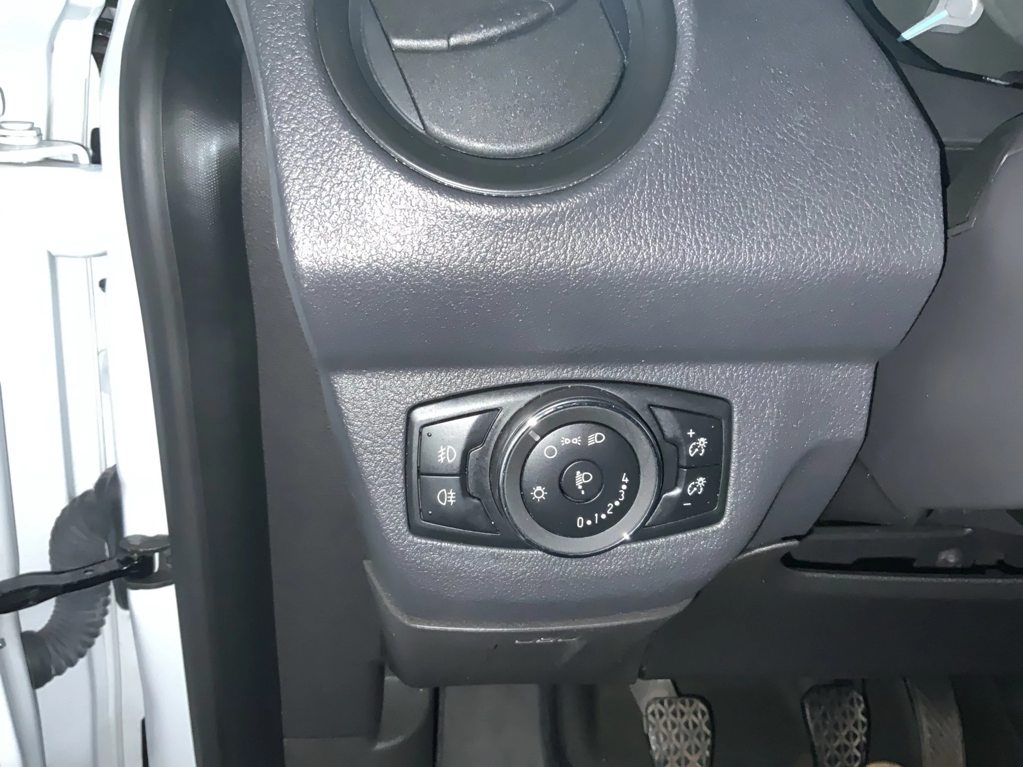 Ford-Transit Courier-image-10